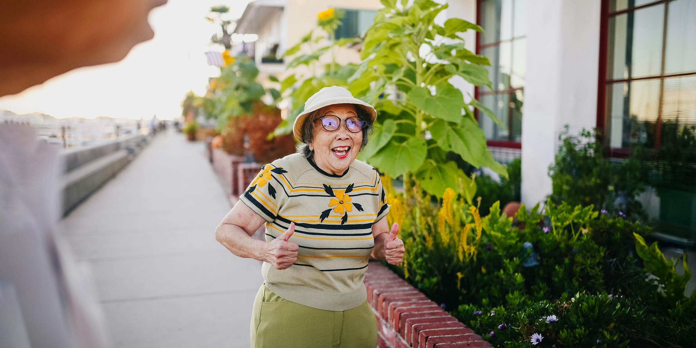 Une drôle de femme âgée marchant dans la rue | Source : Pexels
