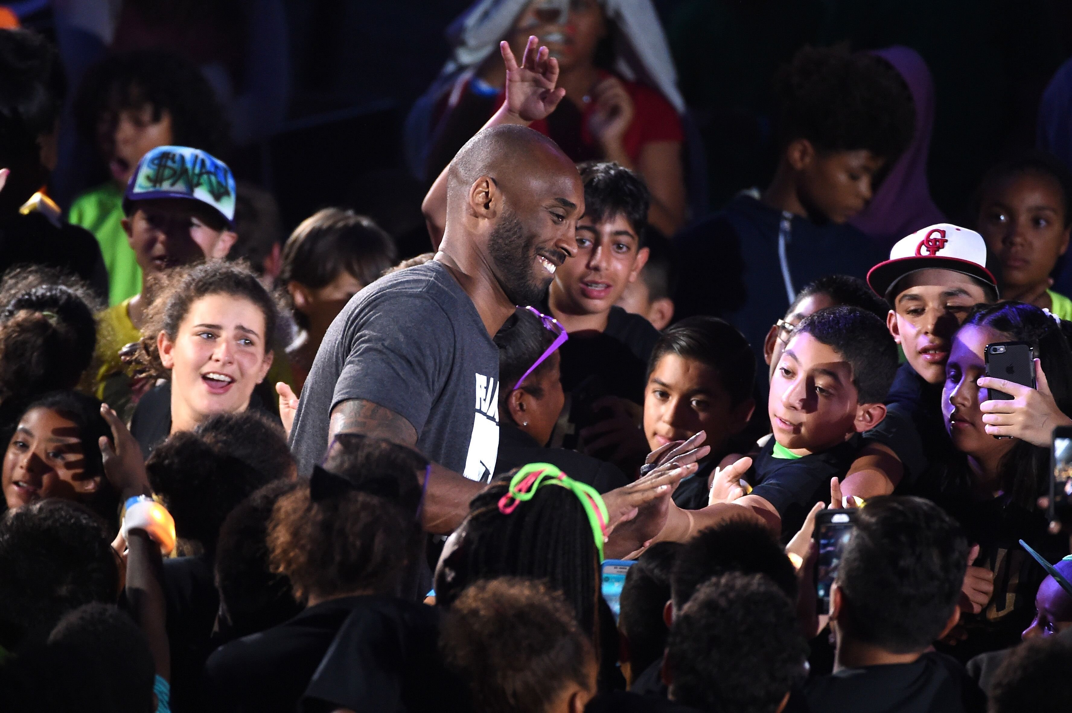 Kobe Bryant parmi une mer de ses fans |  Source: Getty Images / GlobalImagesUkraine