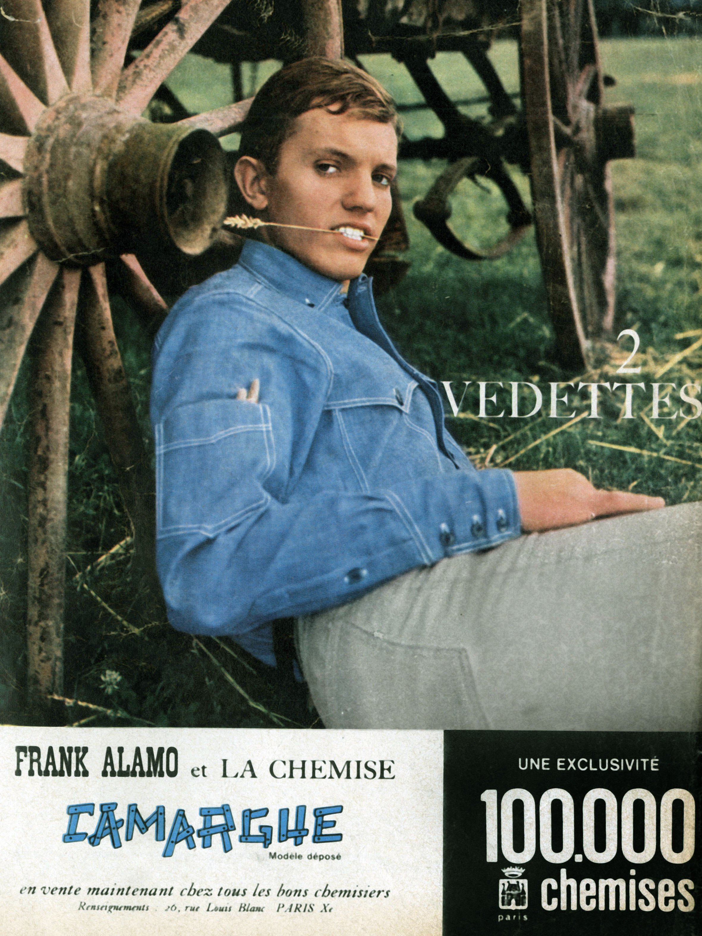 Le chanteur français Frank Alamo dans une publicité pour des chemises "Camargue" | Photo | : Getty Images