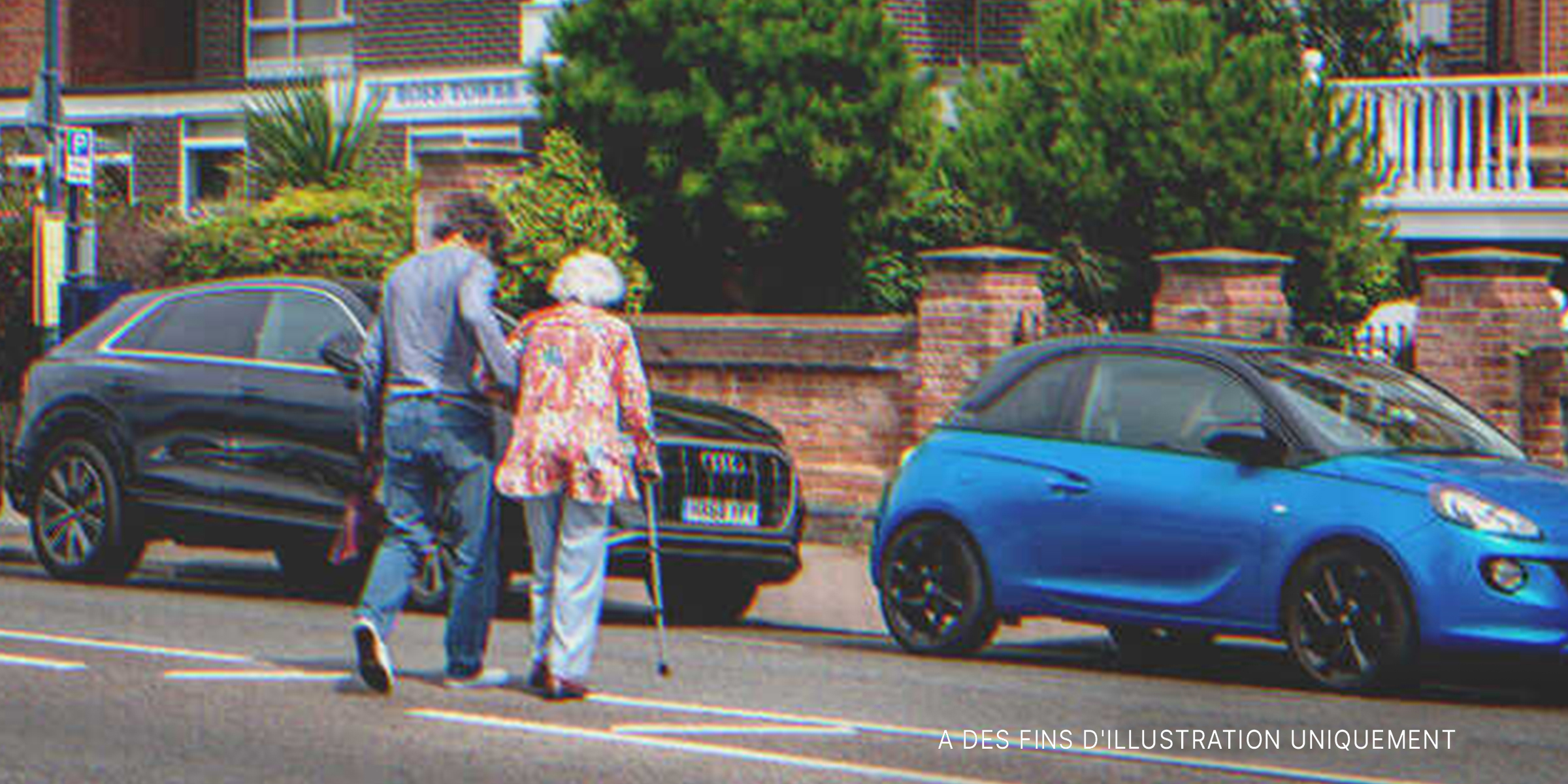 Un homme aide une femme âgée à traverser la route | Source : Shutterstock