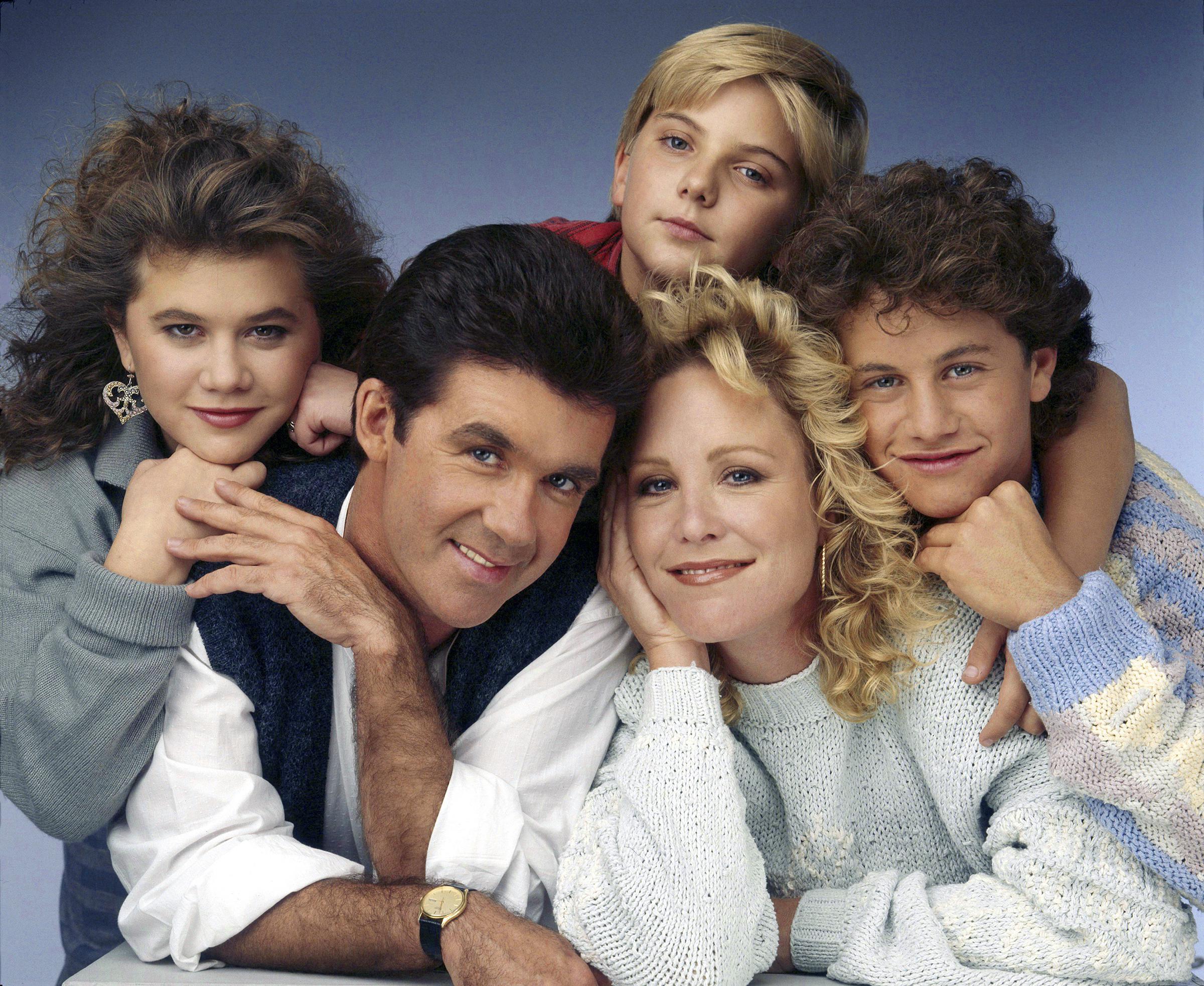 Tracey Gold, Kirk Cameron et le reste de l'équipe de la saison 3 de "Quoi de neuf docteur ?", vers 1987. | Source : Getty Images