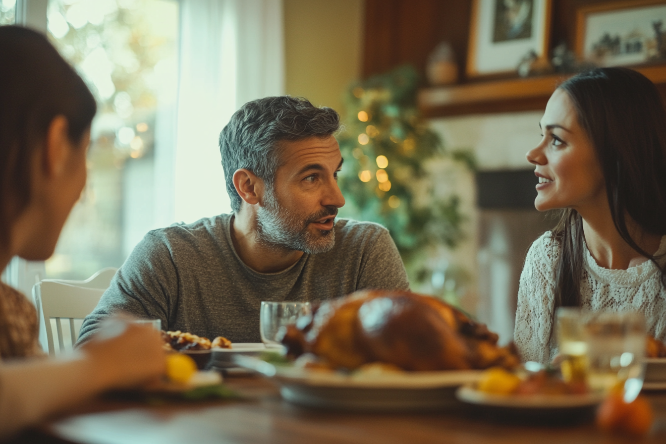 Un homme à l'expression tendue qui parle à la table du dîner, tandis que les autres écoutent attentivement | Source : Midjourney