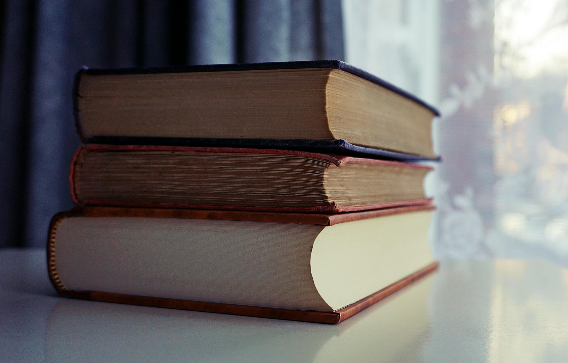 Une pile de livres | Source : Pexels