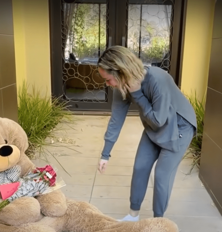 Megan ramassant une lettre sur un ours en peluche. | Source : youtube.com/Funny World