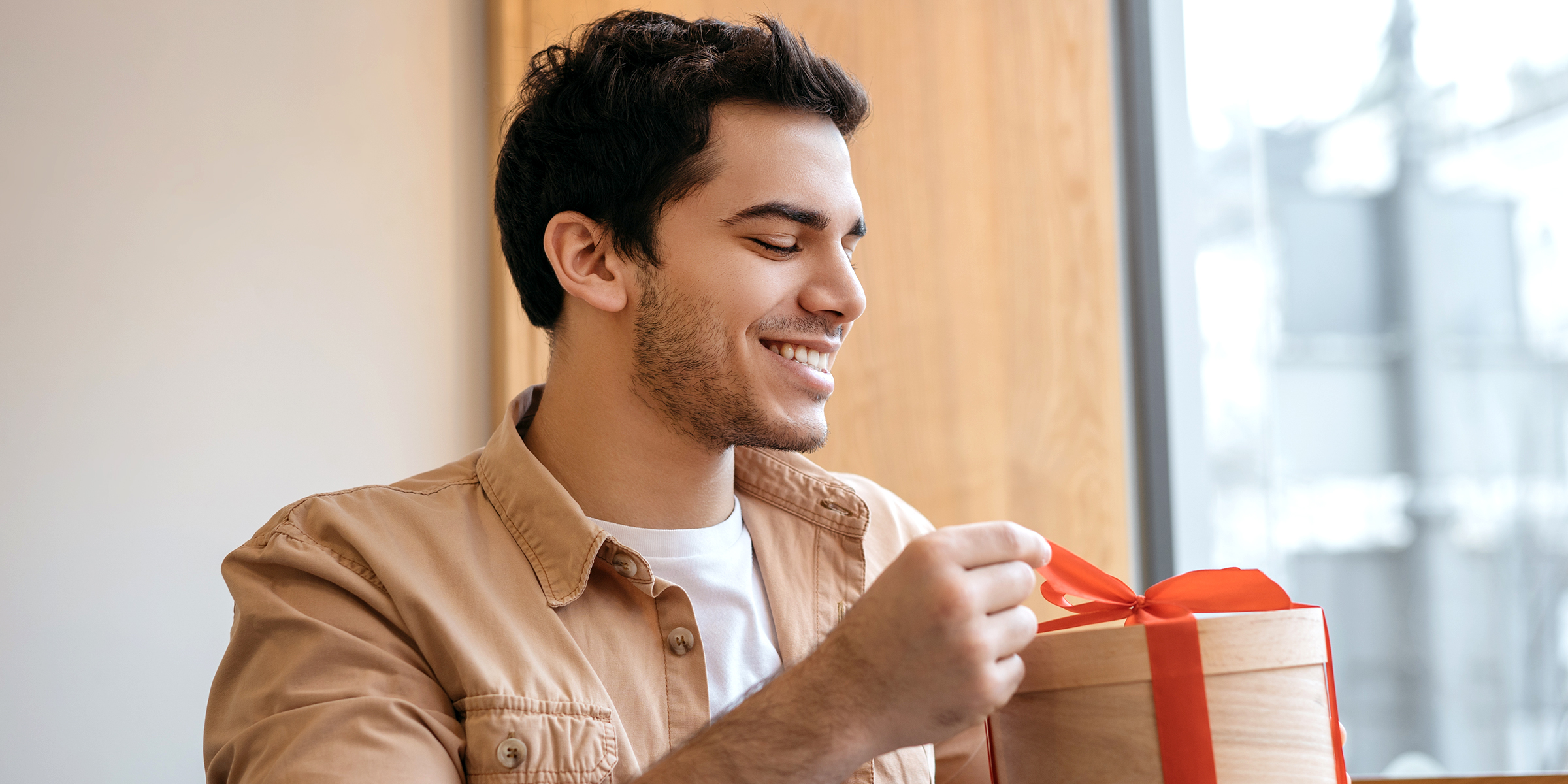 Un homme avec un cadeau | Source : Shutterstock