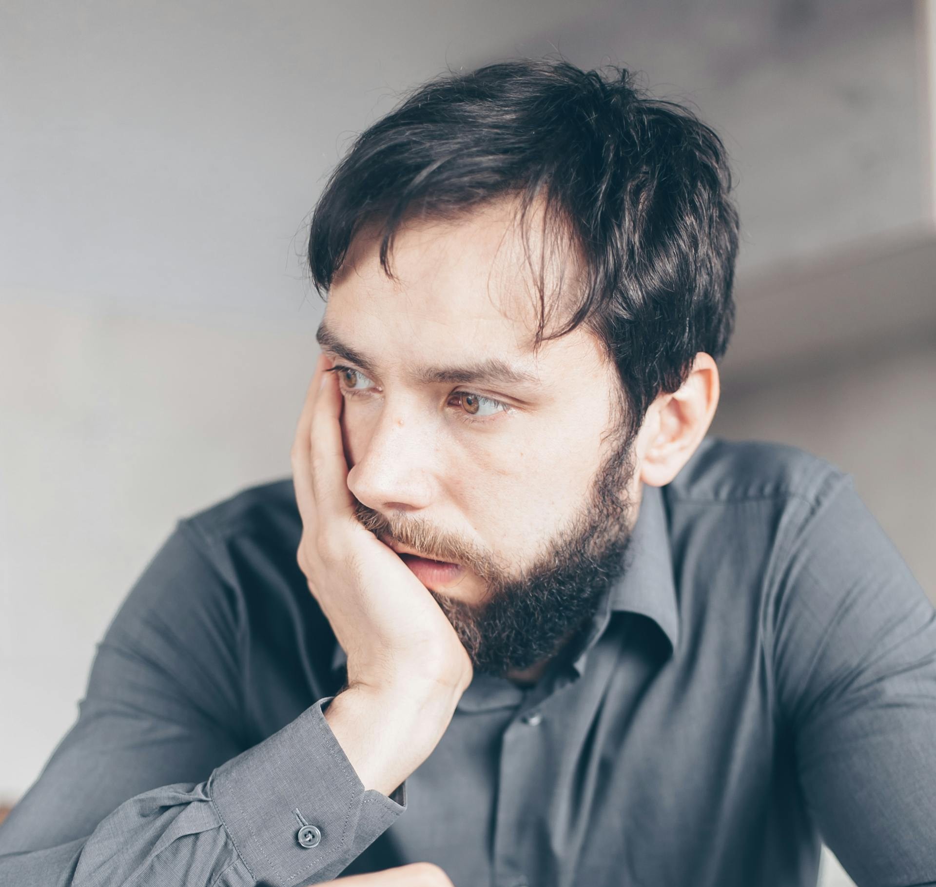 Un homme inquiet | Source : Pexels