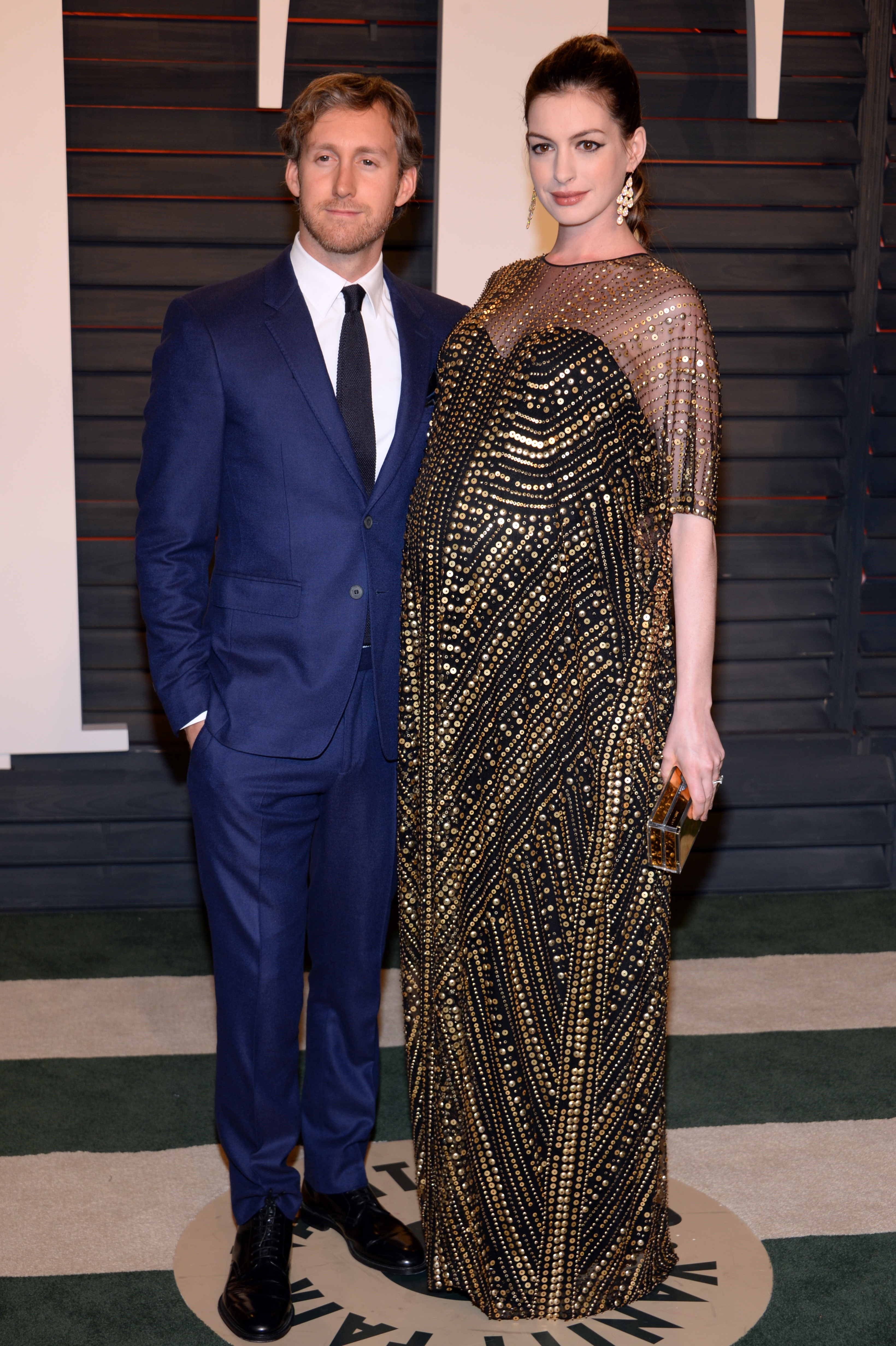 Anne Hathaway et Adam Shulman arrivent à la soirée Vanity Fair qui suit la 88e cérémonie des Oscars au Wallis Annenberg Center for the Performing Arts à Beverly Hills dimanche soir 28 février 2016. | Source : Getty Images