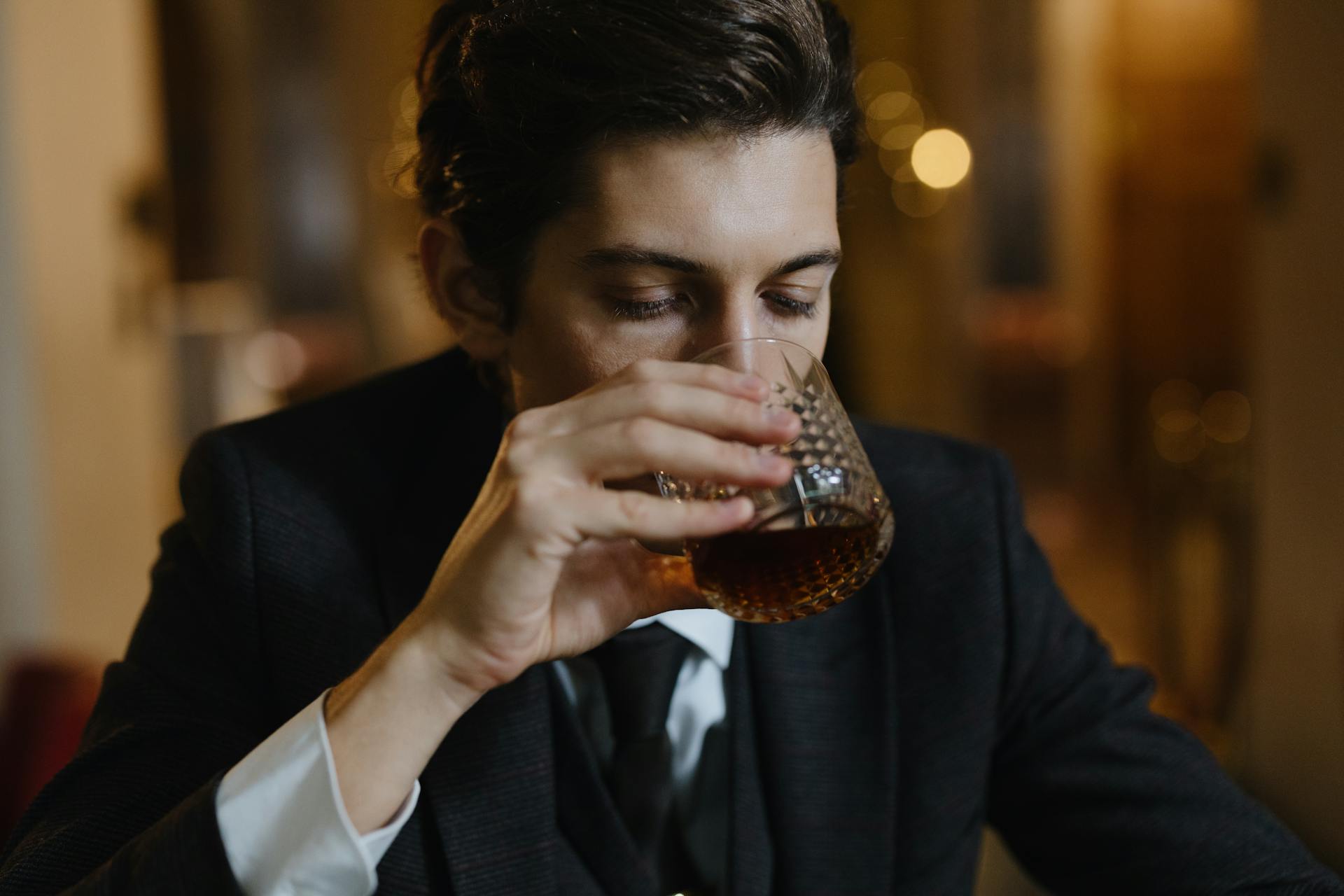 Un homme qui boit du whisky | Source : Pexels