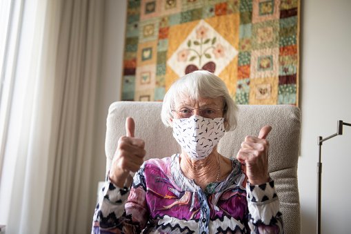 Femme âgée avec un masque. | Photo : Getty Images