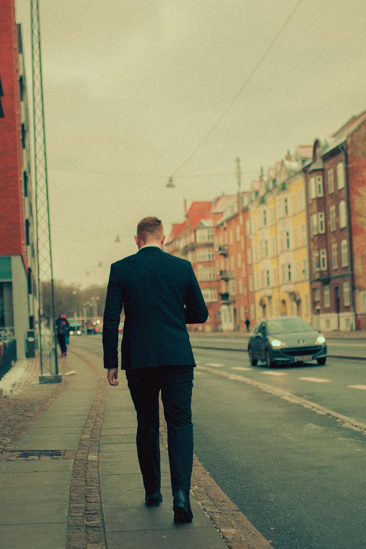 Un homme marchant sur le trottoir | Source : Pexels