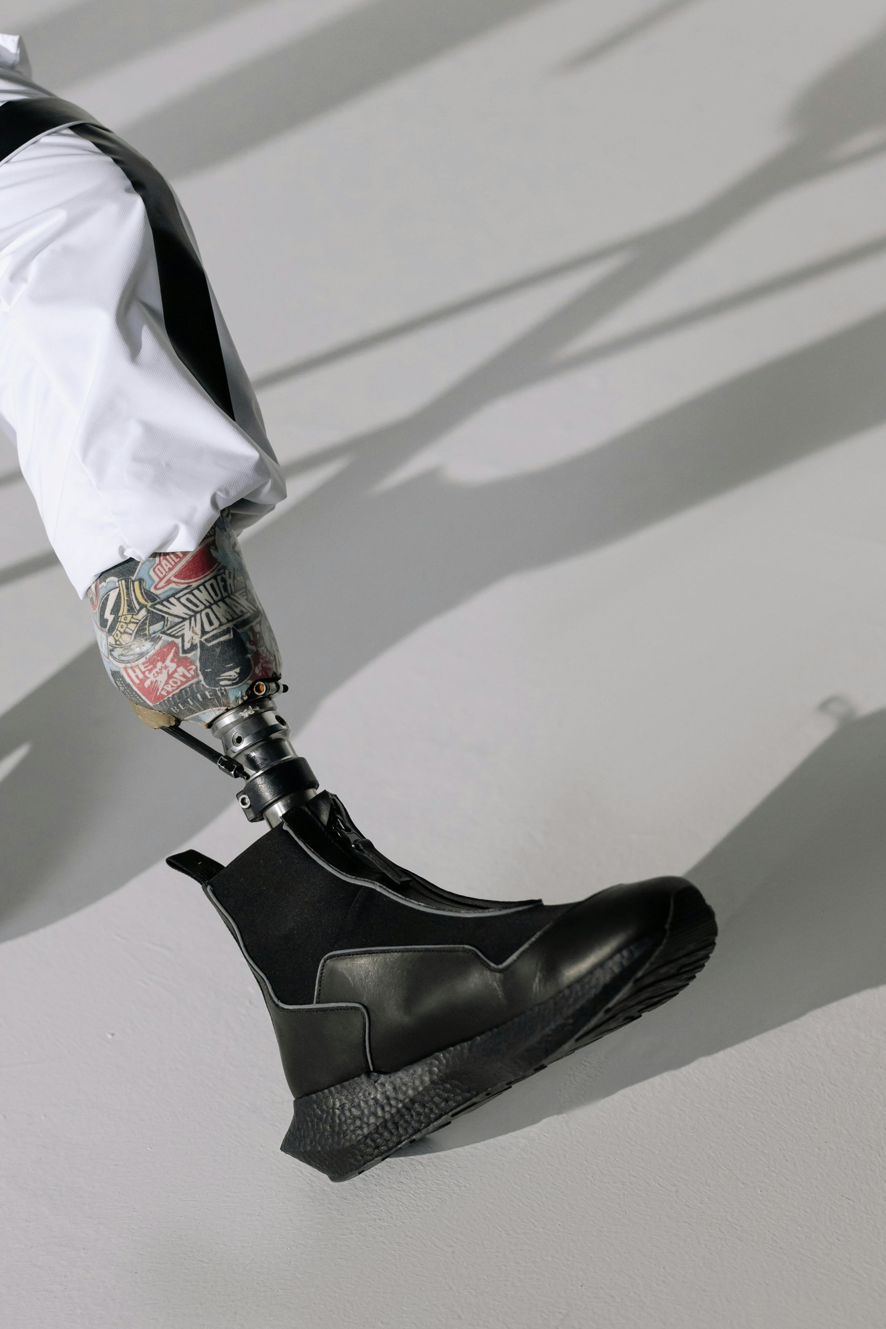 Gros plan sur une prothèse de jambe | Source : Pexels