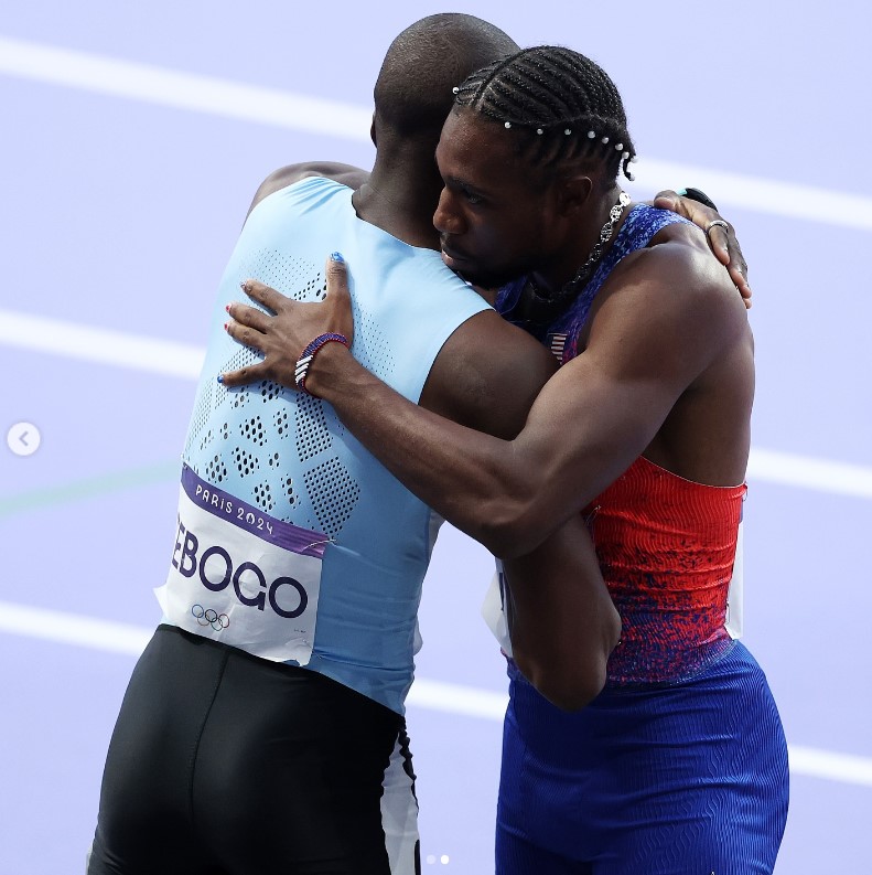 Noah Lyles embrassant Letsile Tebogo après la finale du 200 m masculin aux Jeux olympiques de Paris, sur une photo datée du 9 août 2024 | Source : Instagram/nojo18