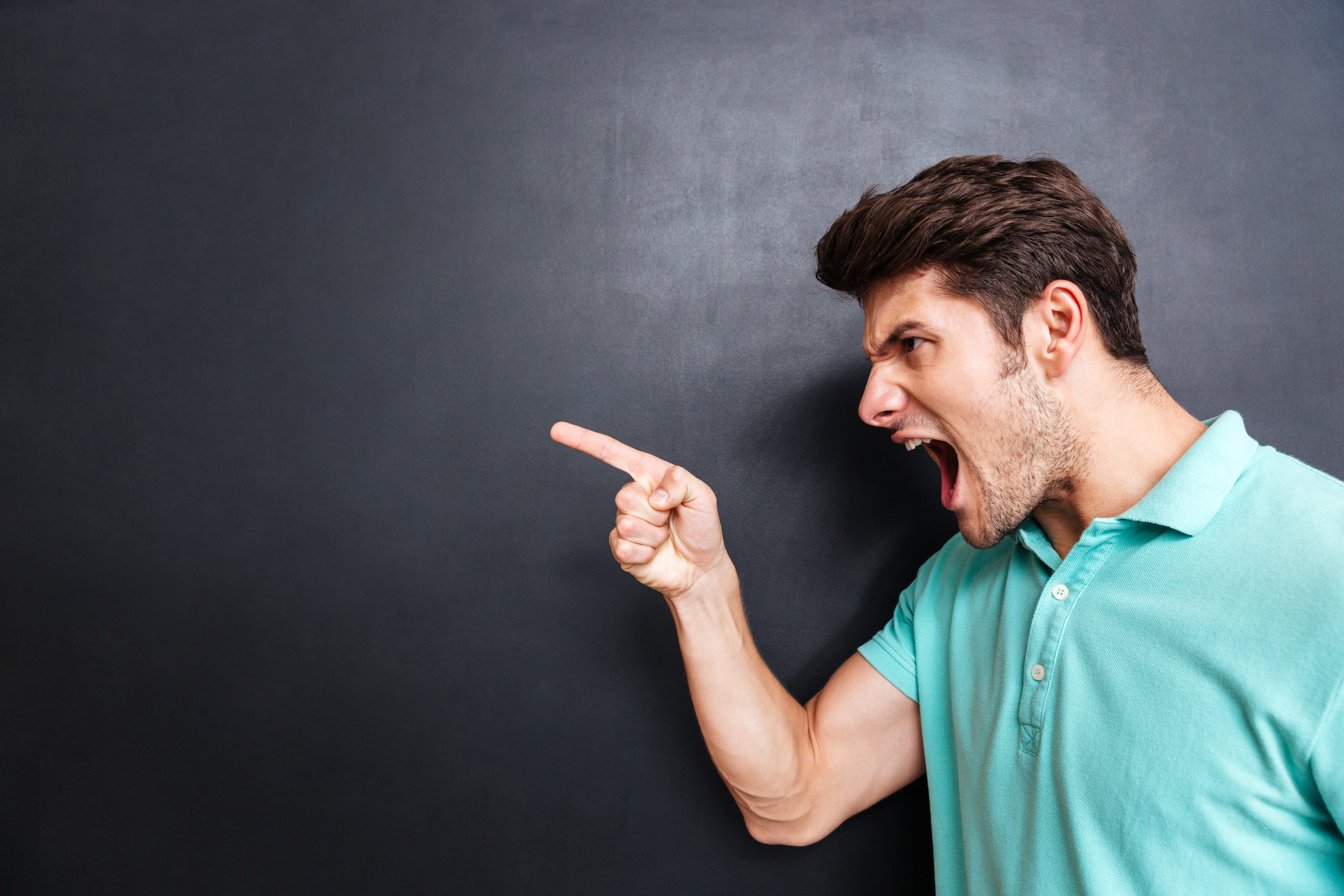 Un homme en colère qui crie. | Source : Shutterstock
