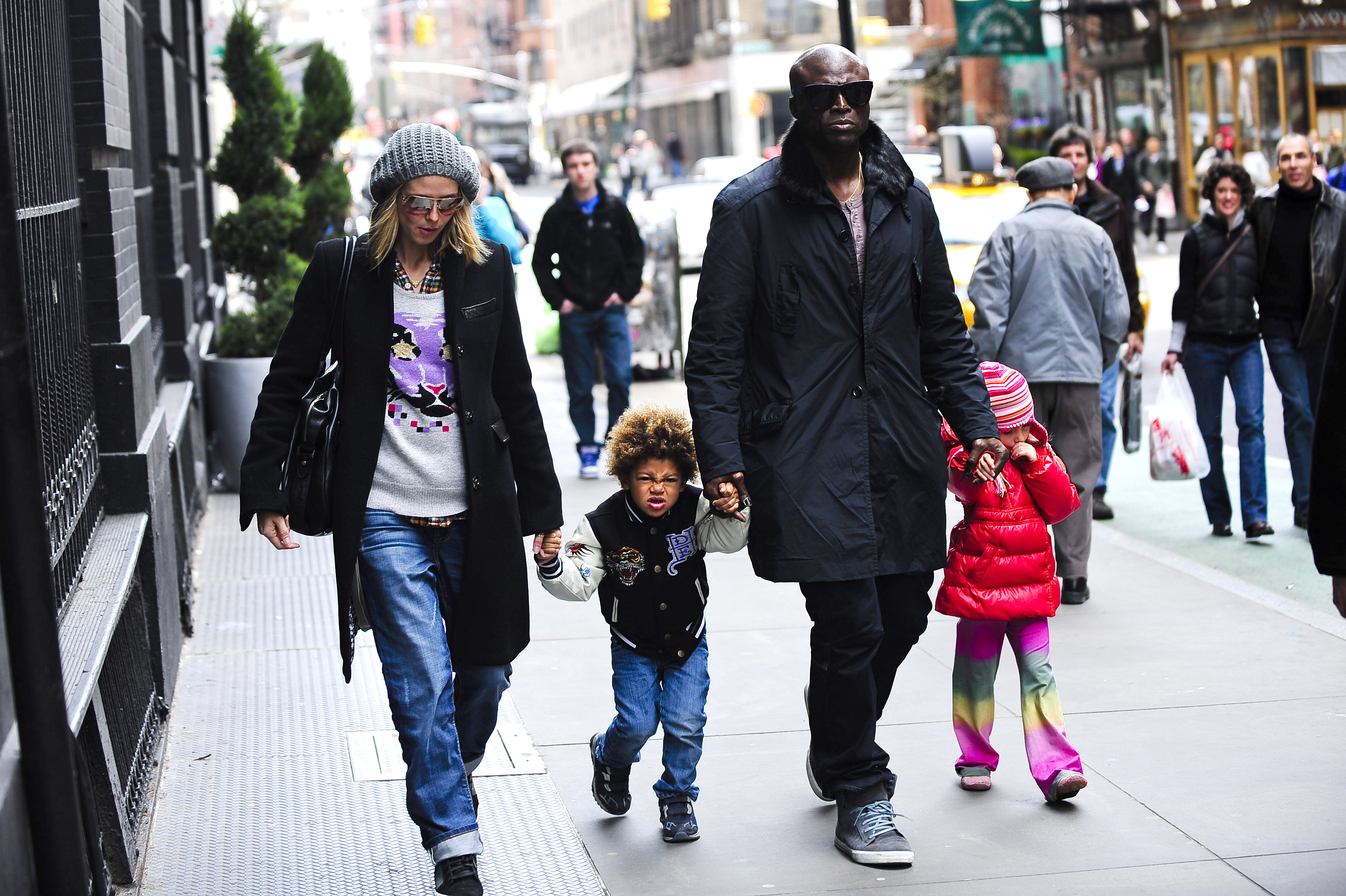 Heidi Klum, Henry Samuel, Seal et Leni Klum se promènent à Soho, New York City, le 13 avril 2009 | Source : Getty Images