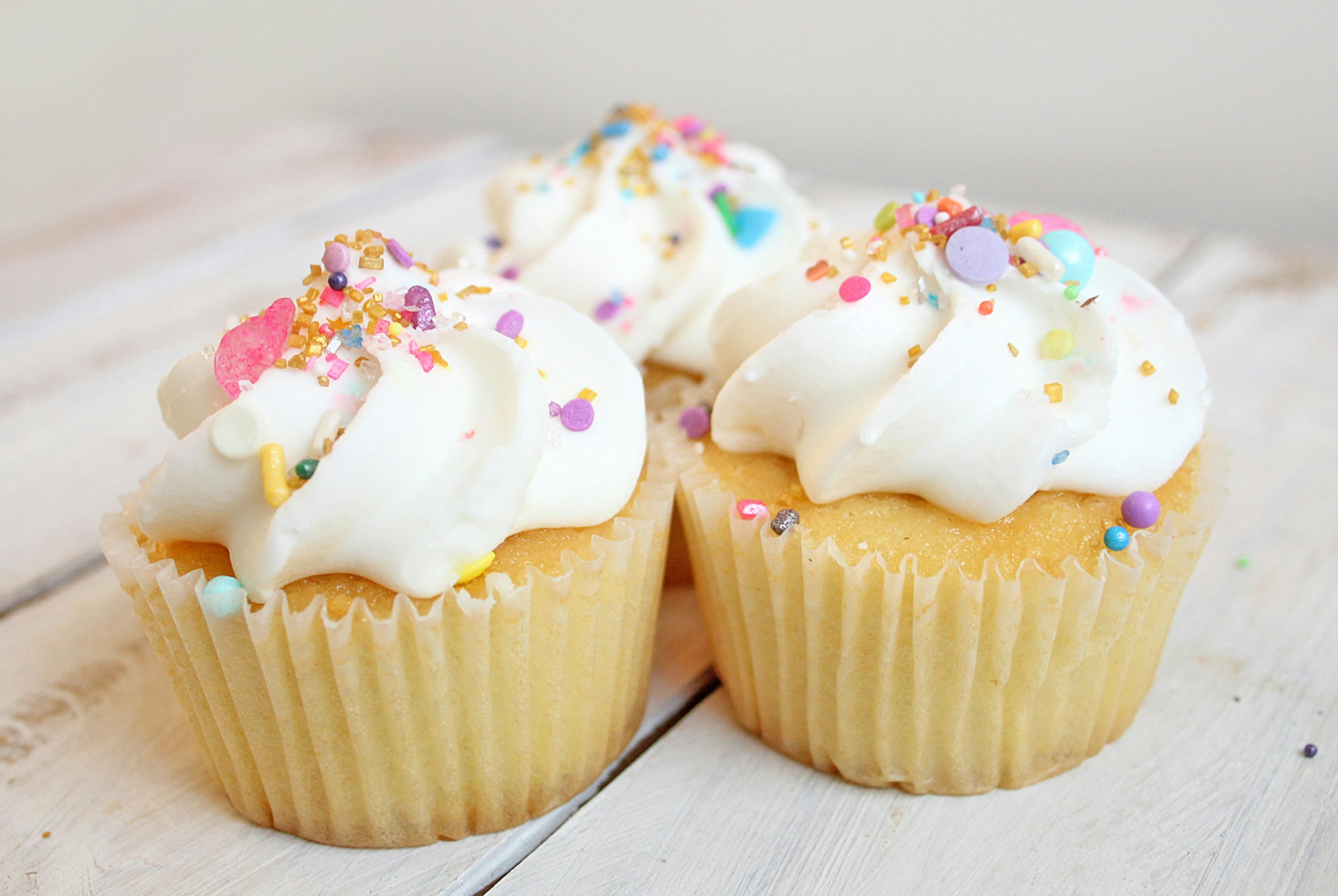 Cupcakes avec des paillettes pastel | Source : Unsplash