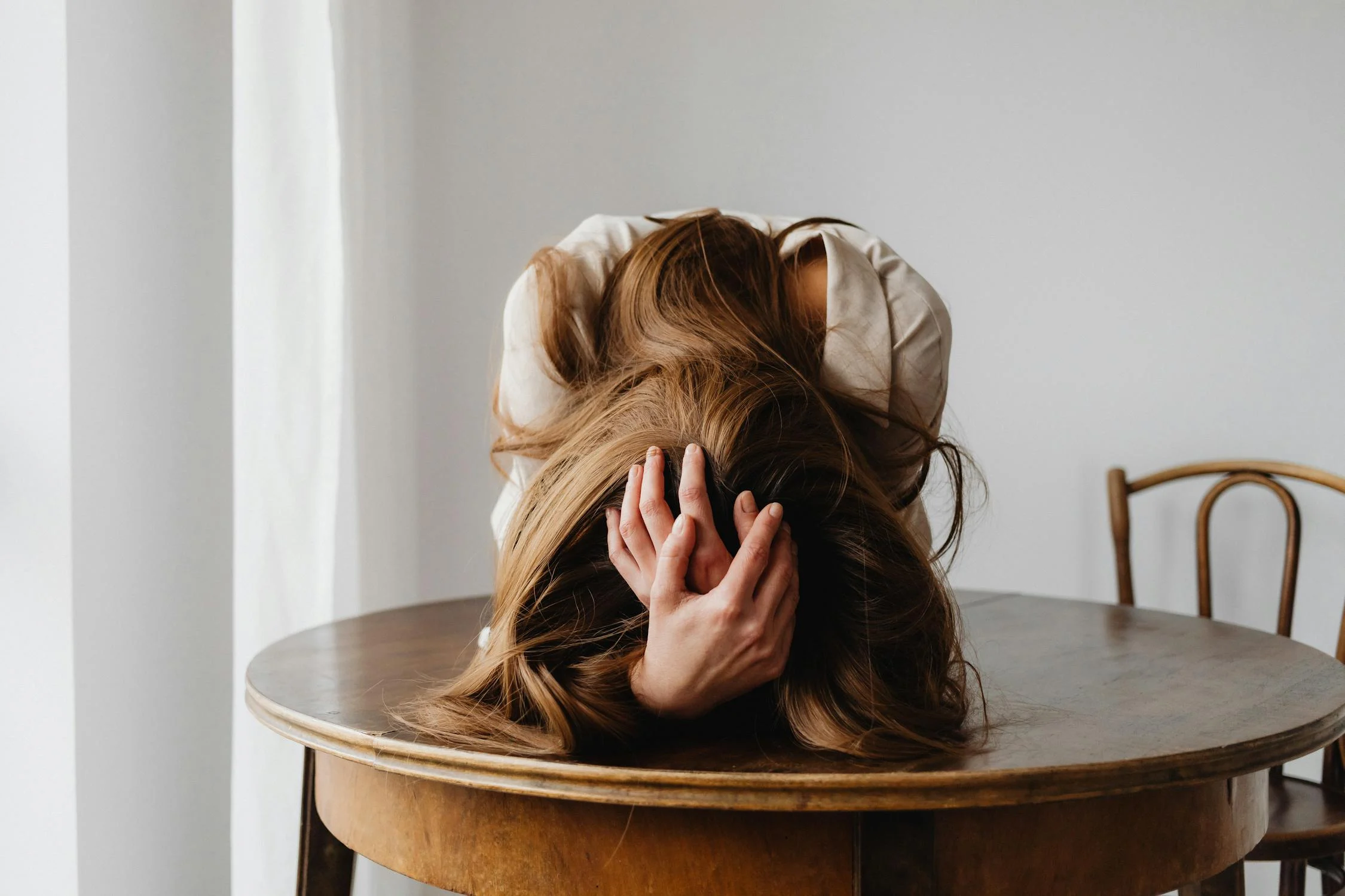 Une femme fatiguée se tenant la tête | Source : Pexels