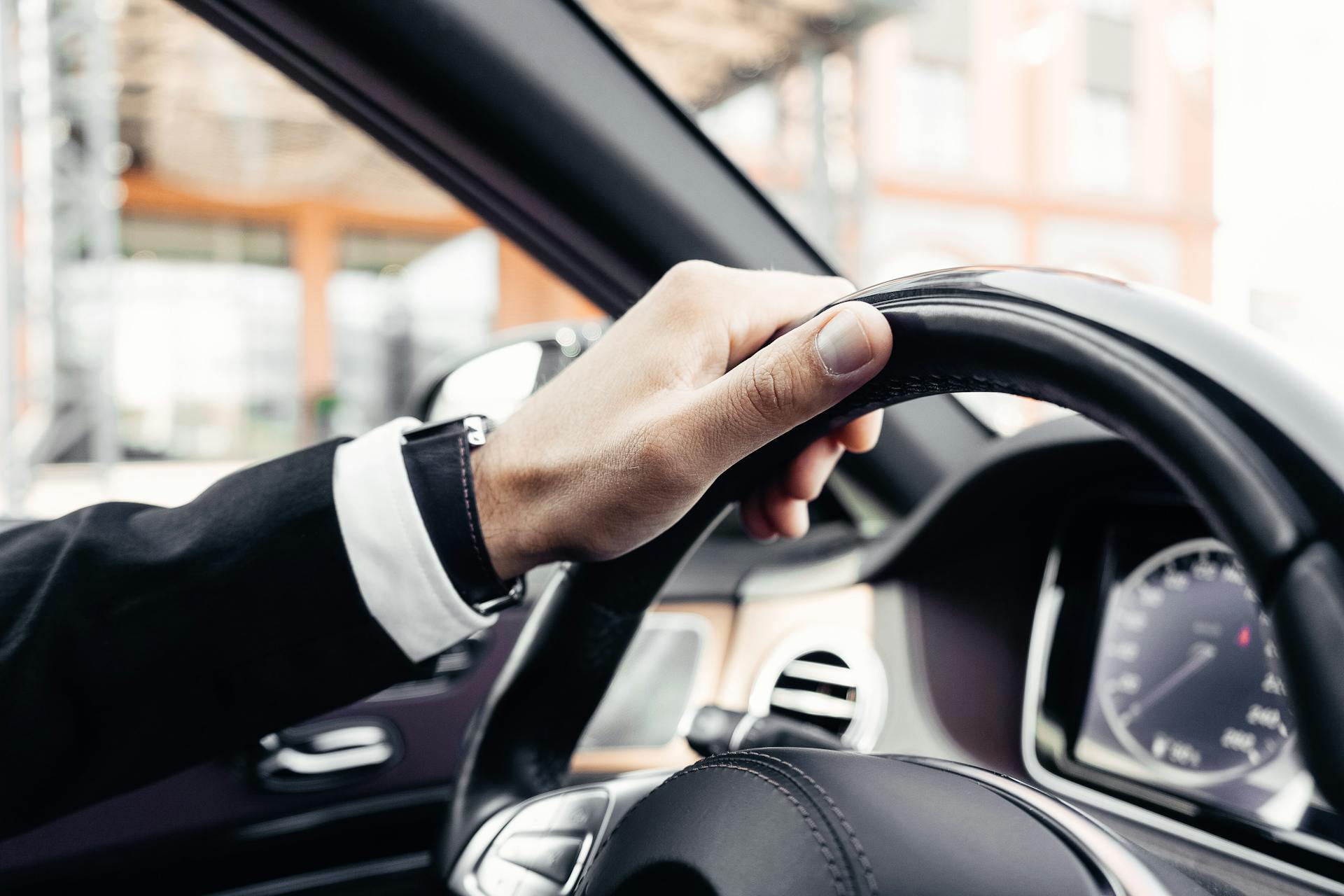 Un homme au volant d'une voiture | Source : Pexels