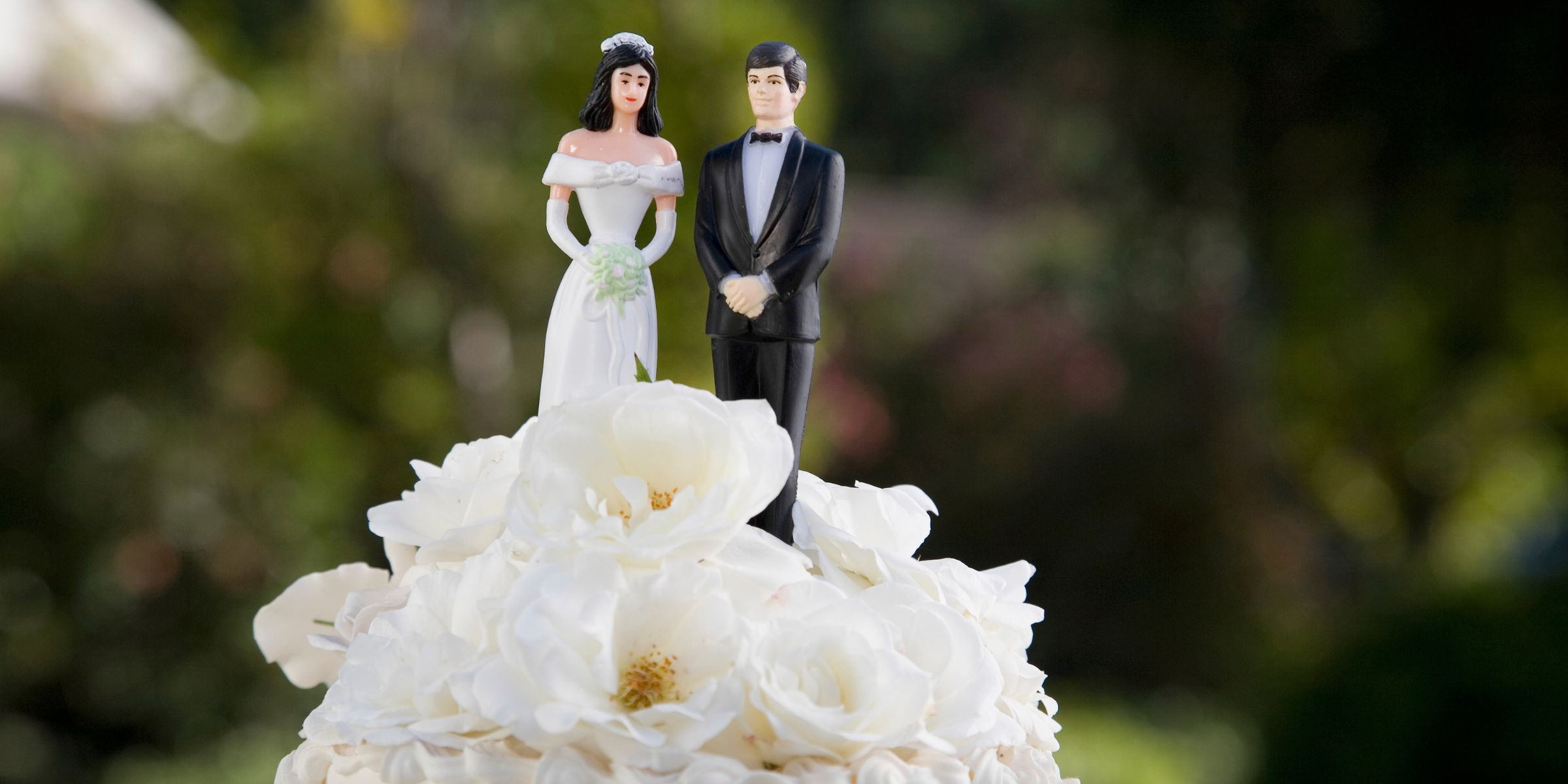 Des figurines posées sur un gâteau de mariage | Source : Getty Images