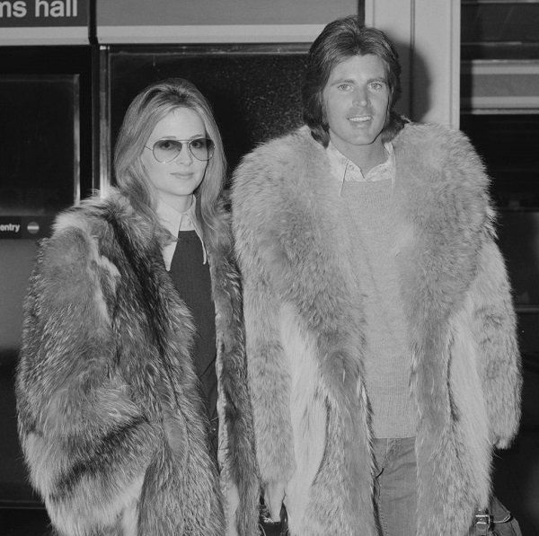 Ricky Nelson et Kristin Harmon à l'aéroport de Londres le 16 février 1972 | Source : Getty Images 