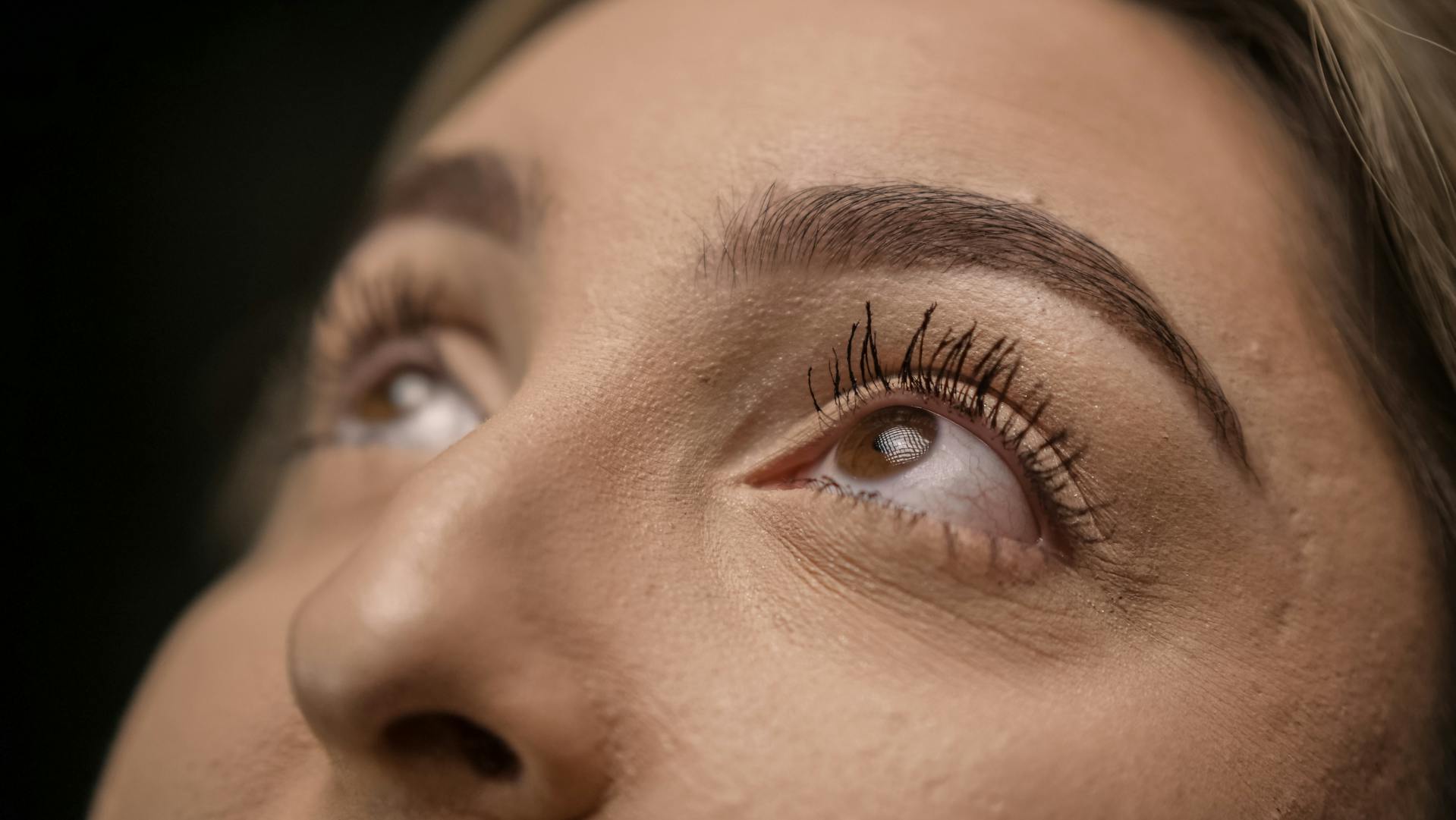 Une femme qui regarde vers le haut | Source: Pexels