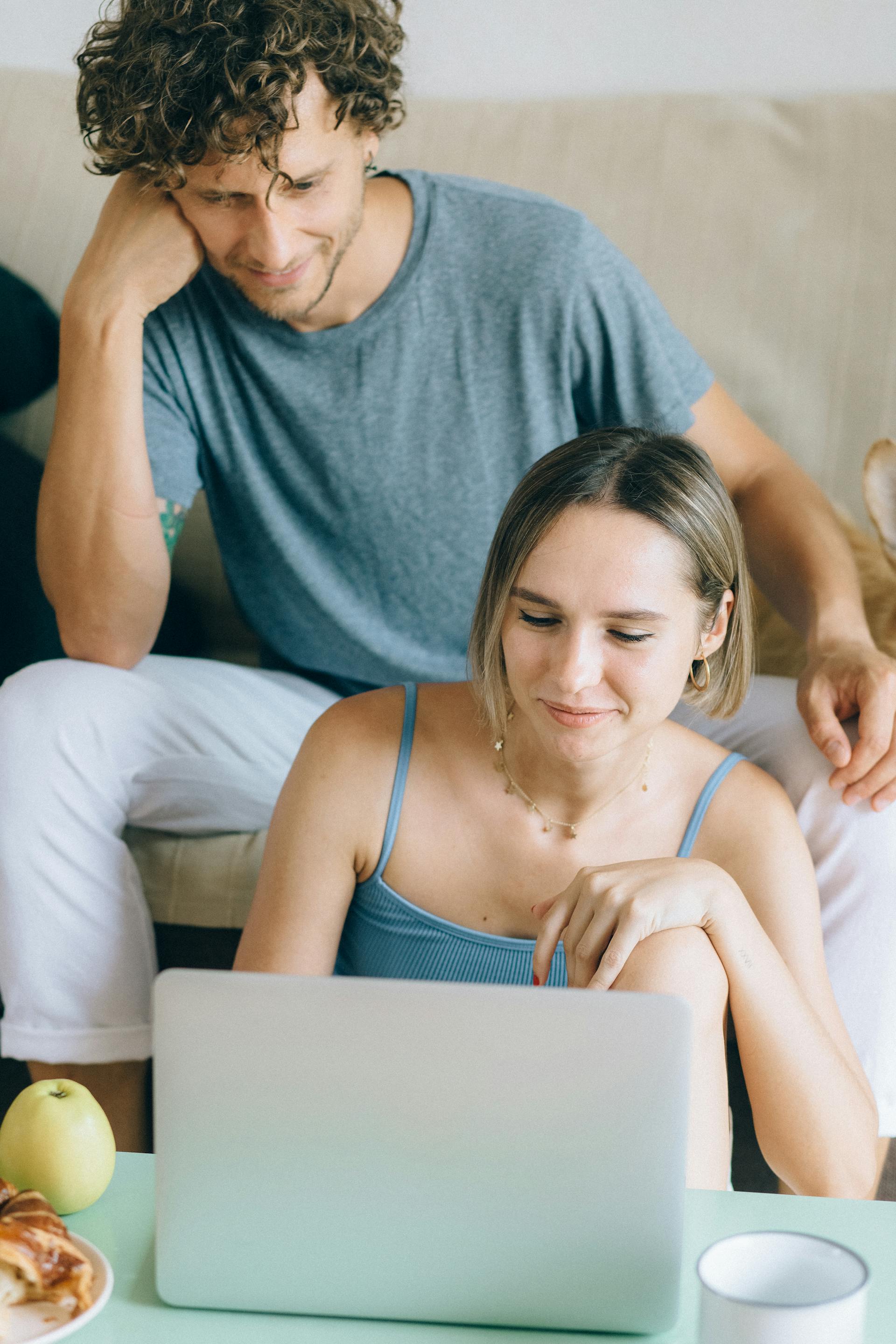 Un homme et une femme regardant ensemble l'écran d'un ordinateur portable | Source : Pexels
