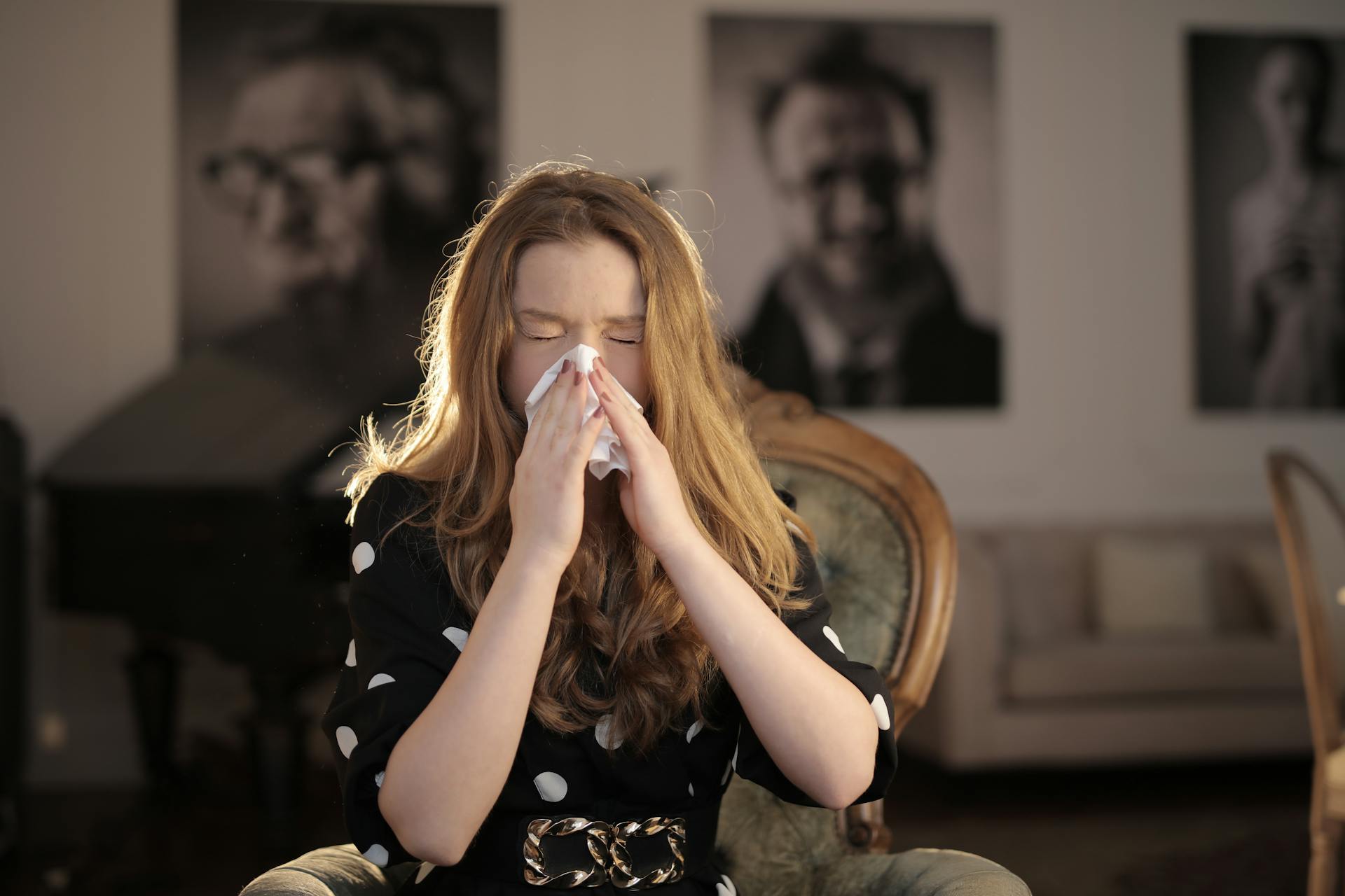 Une jeune femme qui s'essuie le nez | Source : Pexels