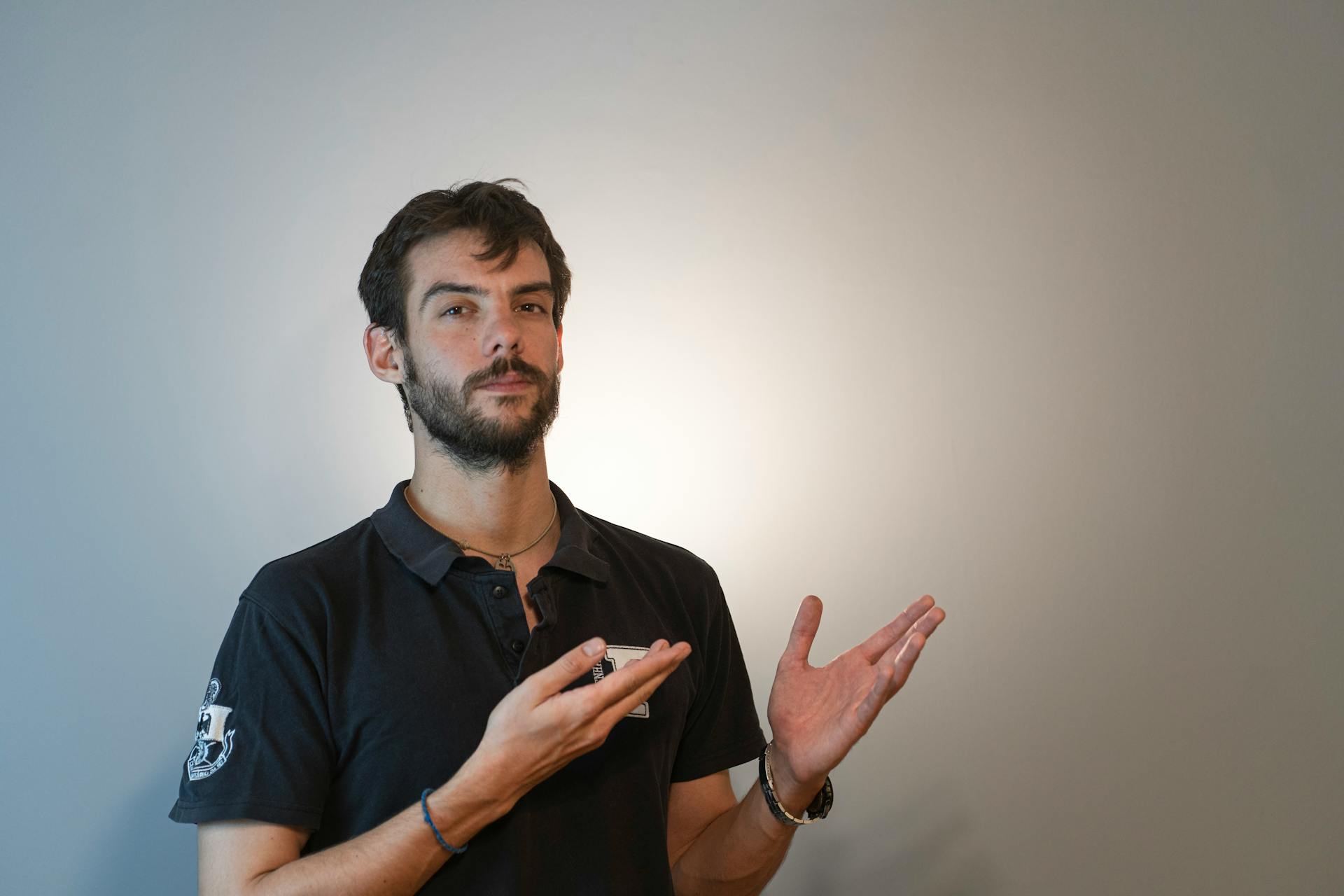 Un homme confus qui fait un geste | Source : Pexels