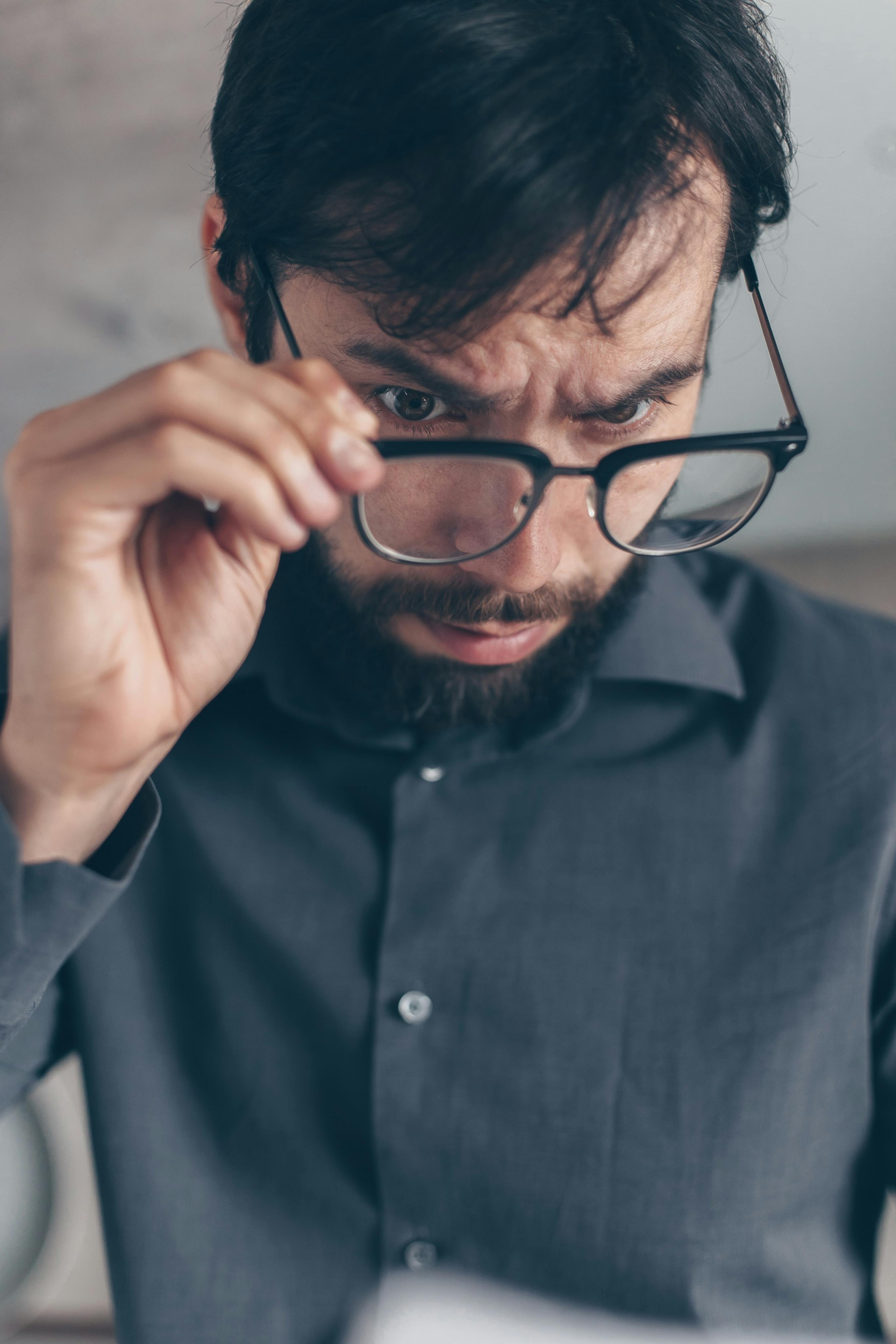 Un homme surpris lisant une note | Source : Pexels