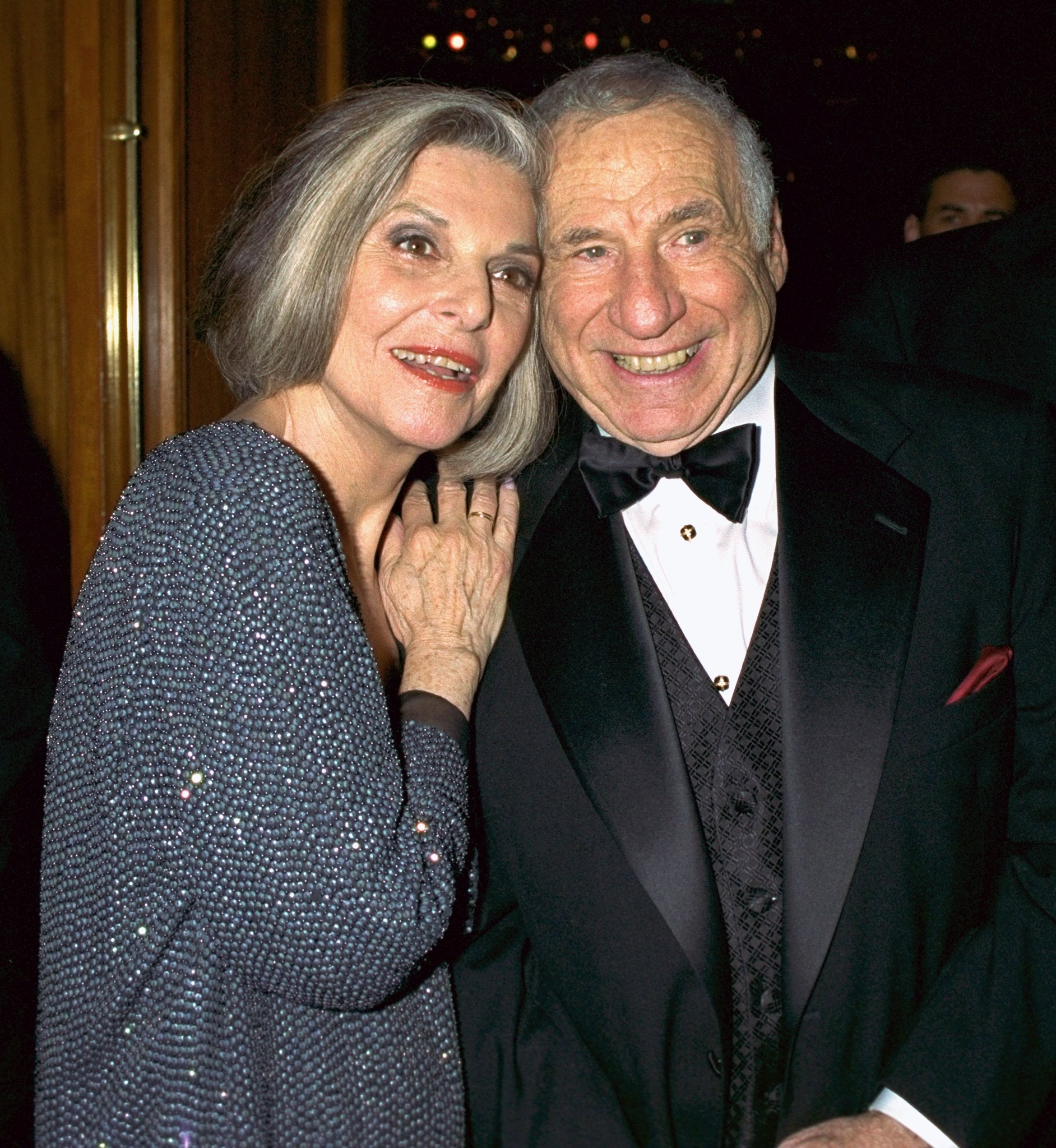 Mel Brooks et son épouse l'actrice Anne Bancroft lors de la soirée de remise des Tony Awards à l'hôtel Sheraton. Le spectacle de Brooks, "The Producers", le 1er janvier 2000 ┃Source : Getty Images