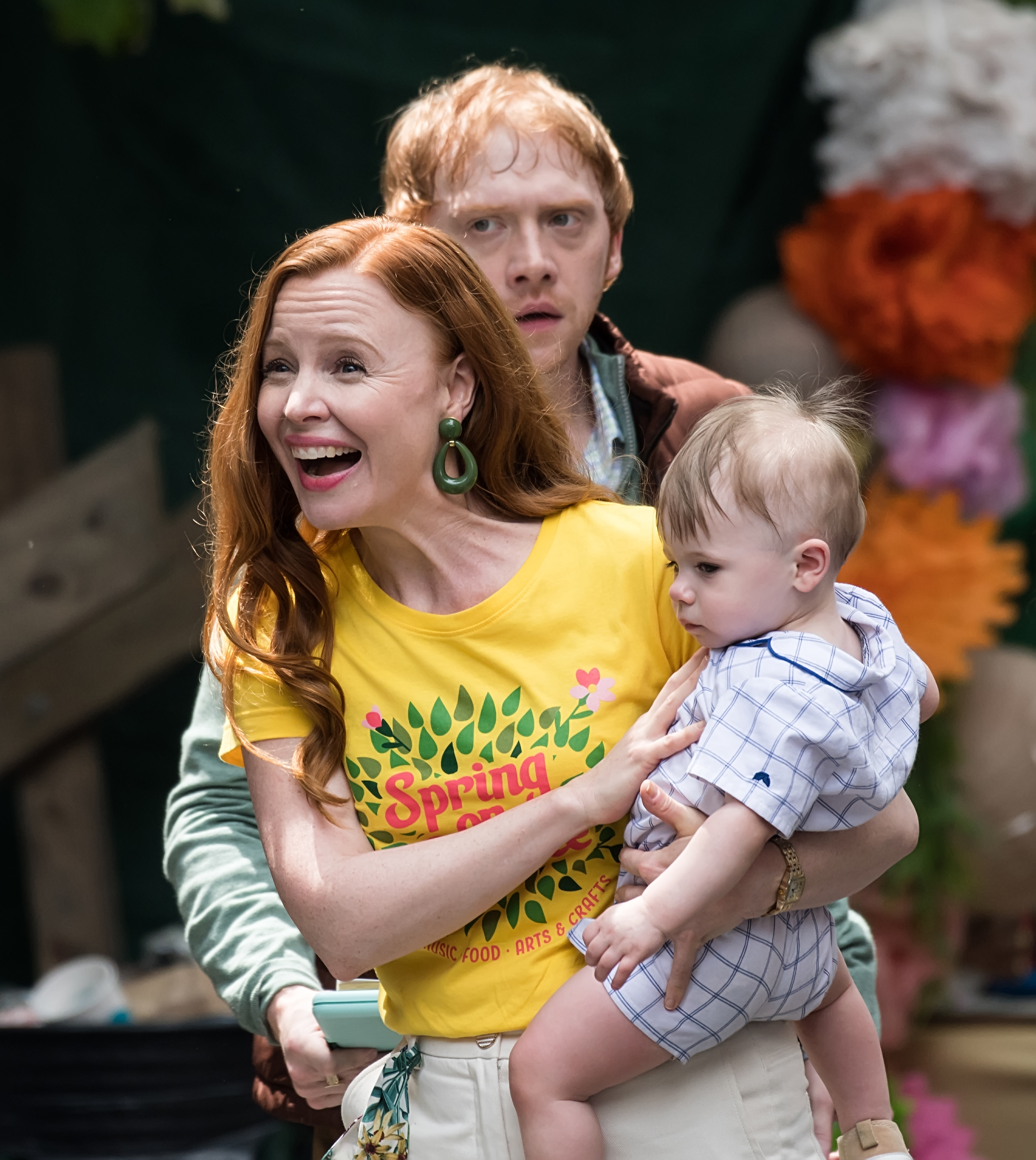 Rupert Grint et Lauren Ambrose sur le plateau de tournage de la saison 3 de "Servant" le 9 juin 2021 à Philadelphie, Pennsylvanie | Source : Getty Images