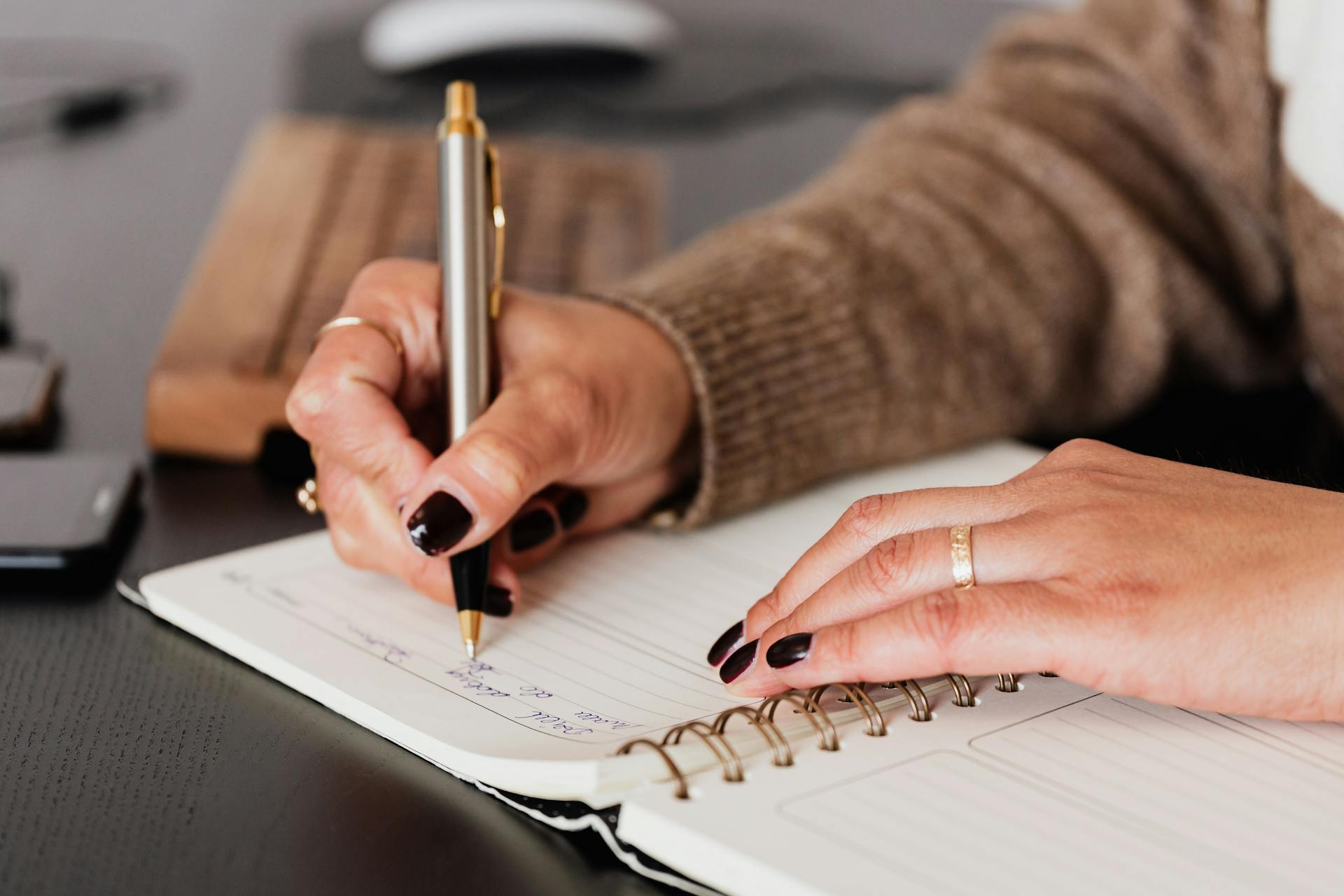 Une femme qui écrit dans son journal intime | Source : Pexels