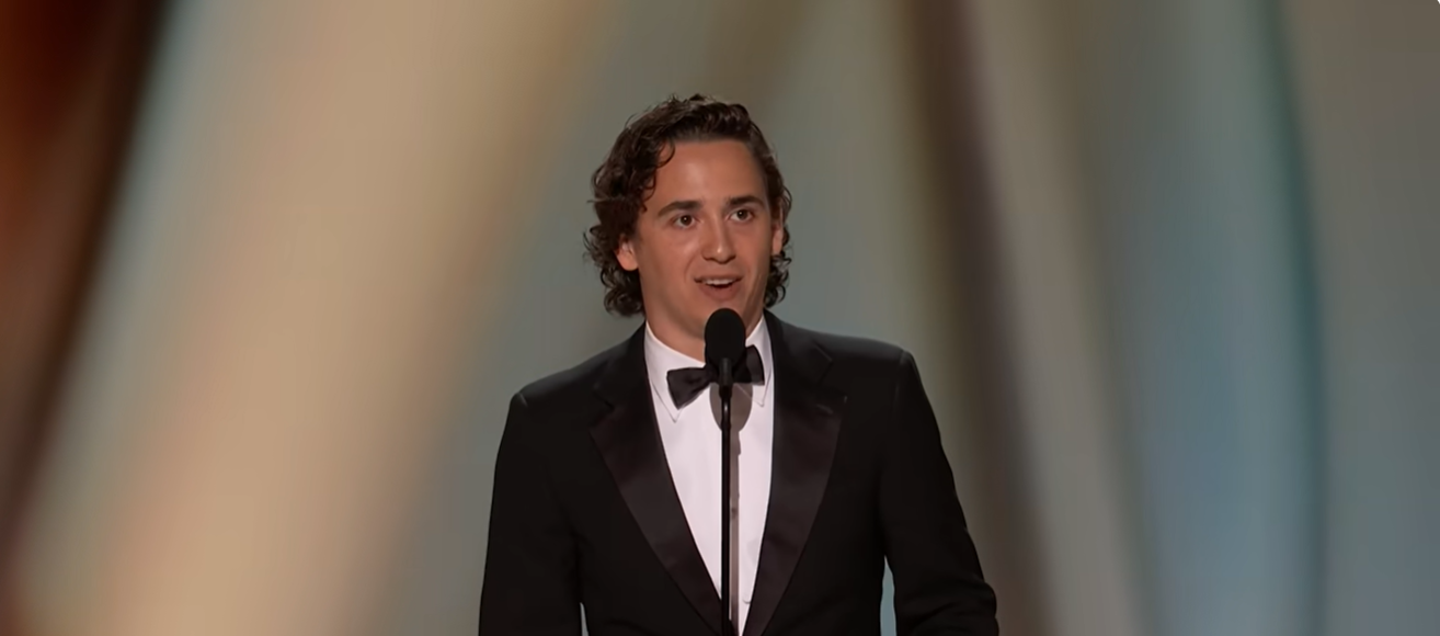Marcello Hernández prend la parole sur scène, vêtu d'un smoking noir, lors de la 78e cérémonie des Primetime Emmy Awards. | Source : YouTube/NBC et Peacock