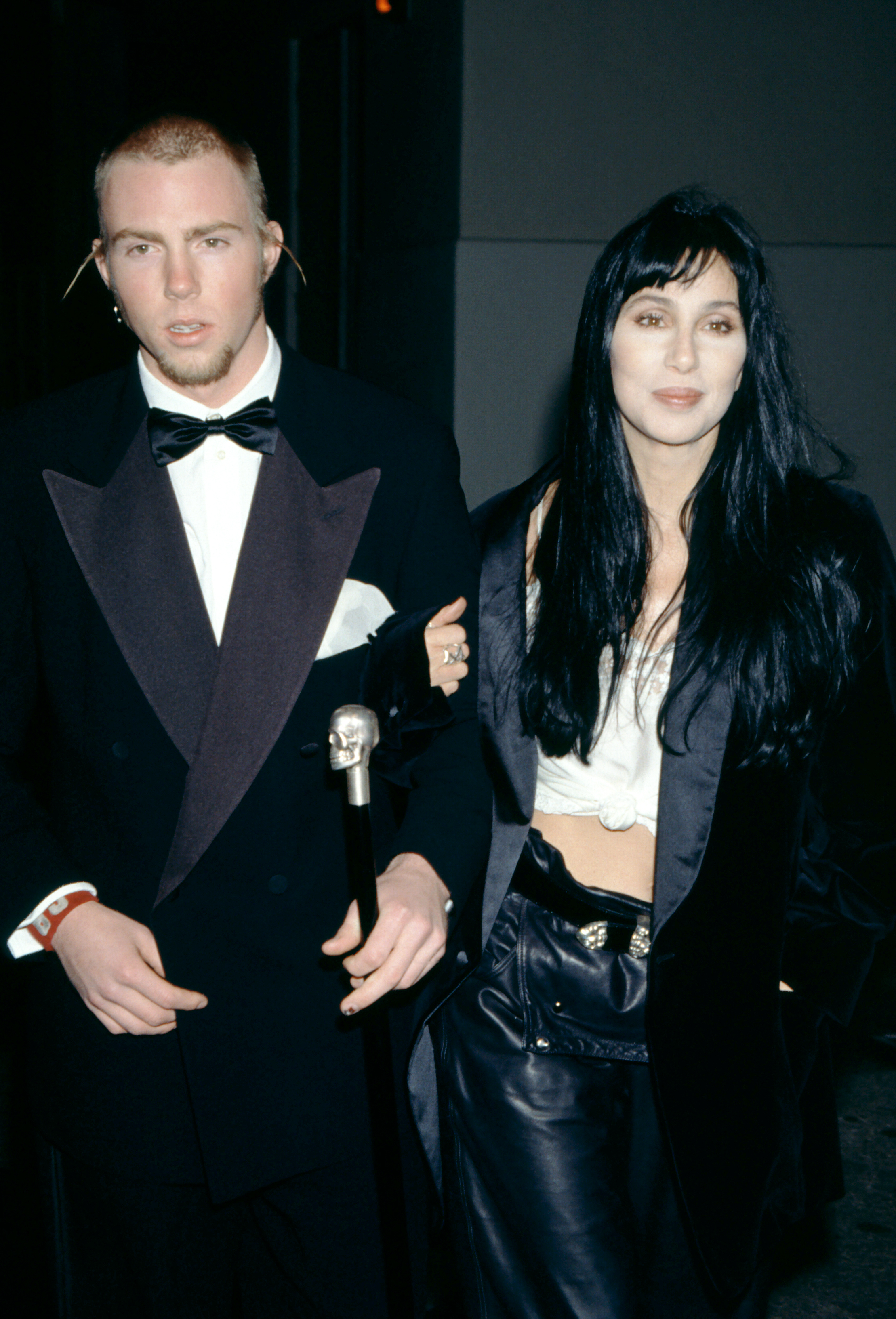Elijah Blue Allman et sa mère Cher assistent au 5e bal annuel Fire and Ice à Century City, Californie, le 7 décembre 1994 | Source : Getty Images