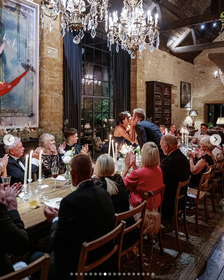 Victoria et David Beckham s'embrassent lors du dîner organisé pour fêter ses 50 ans, comme on peut le voir sur cette photo datée du 4 mai 2025 | Source : Instagram/victoriabeckham