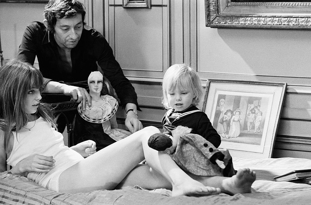 Photos d'archives de Jane Birkin et Serge Gainsbourg avec leur fille Kate à la fin des années soixante. | Photo : Getty Images
