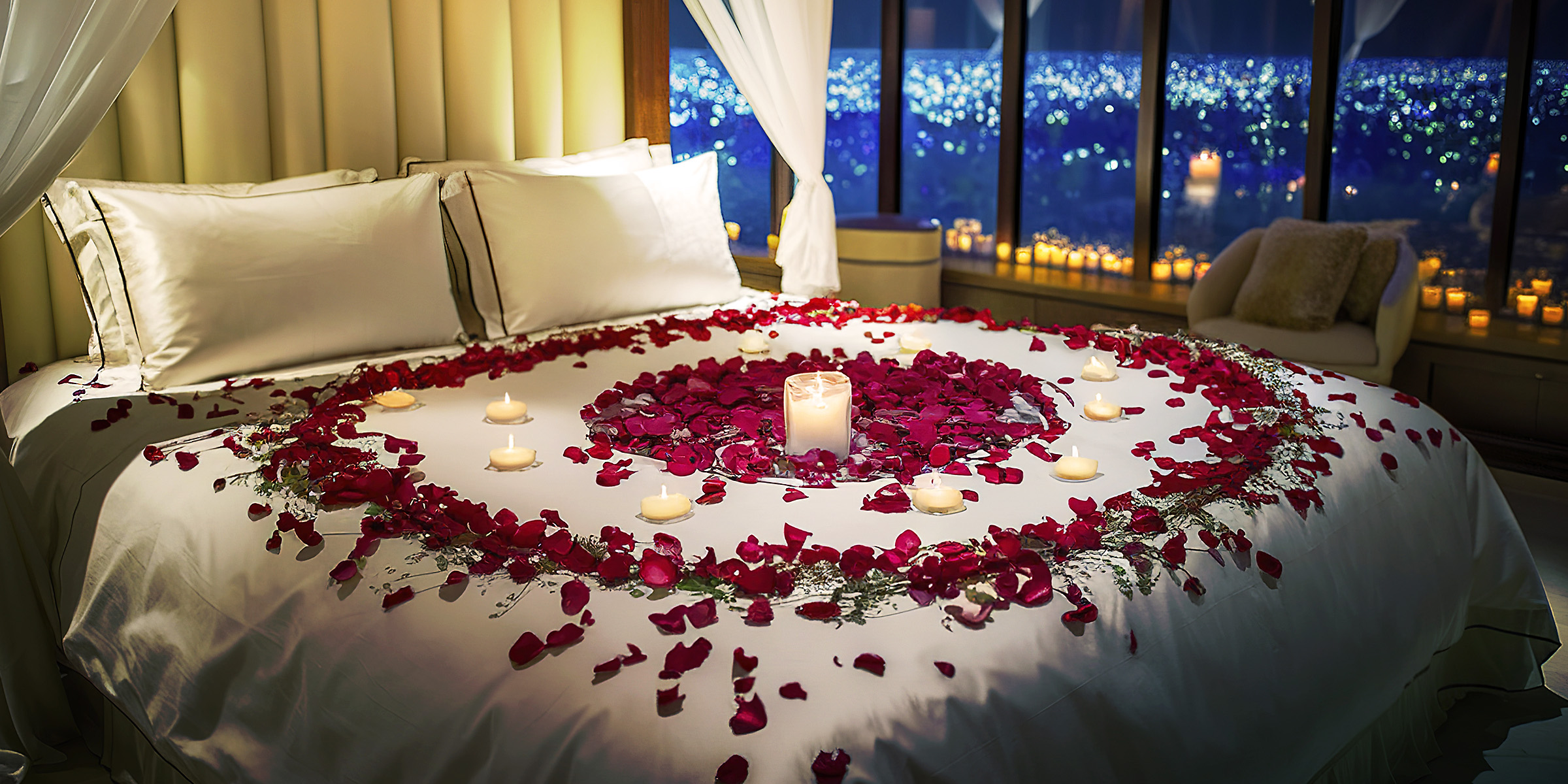 Un lit recouvert de roses et de bougies | Source : Shutterstock
