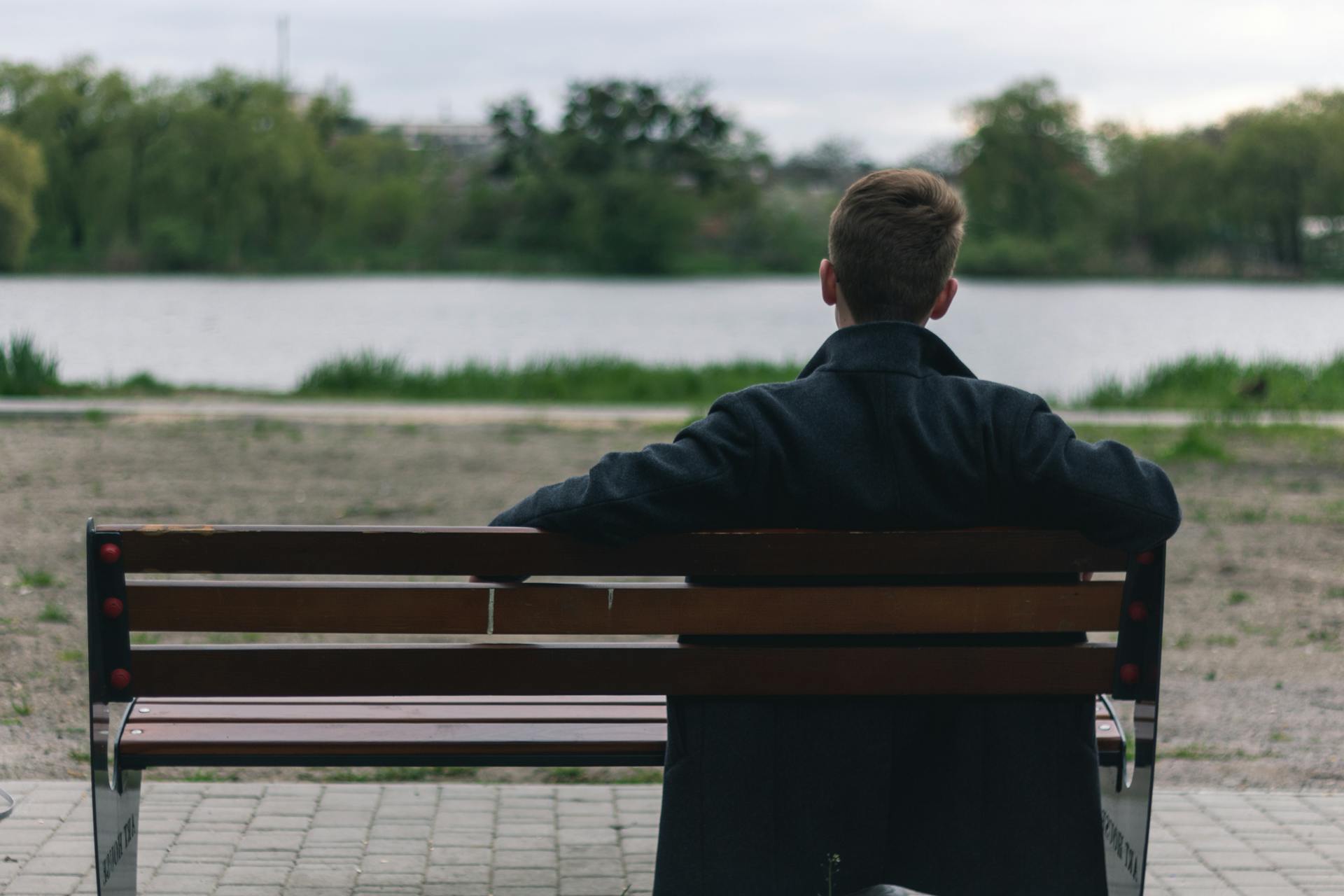 Un homme assis sur un banc | Source : Pexels