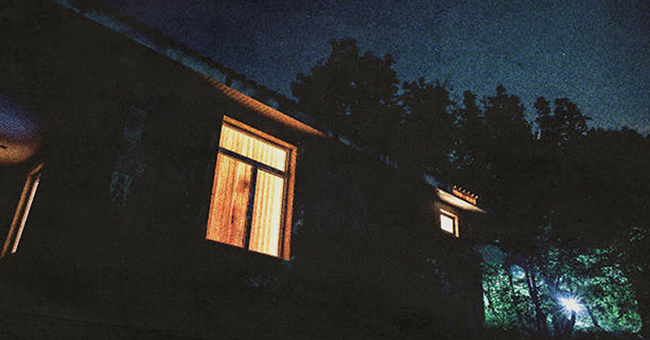Lumière dans la fenêtre la nuit | Source : Shutterstock