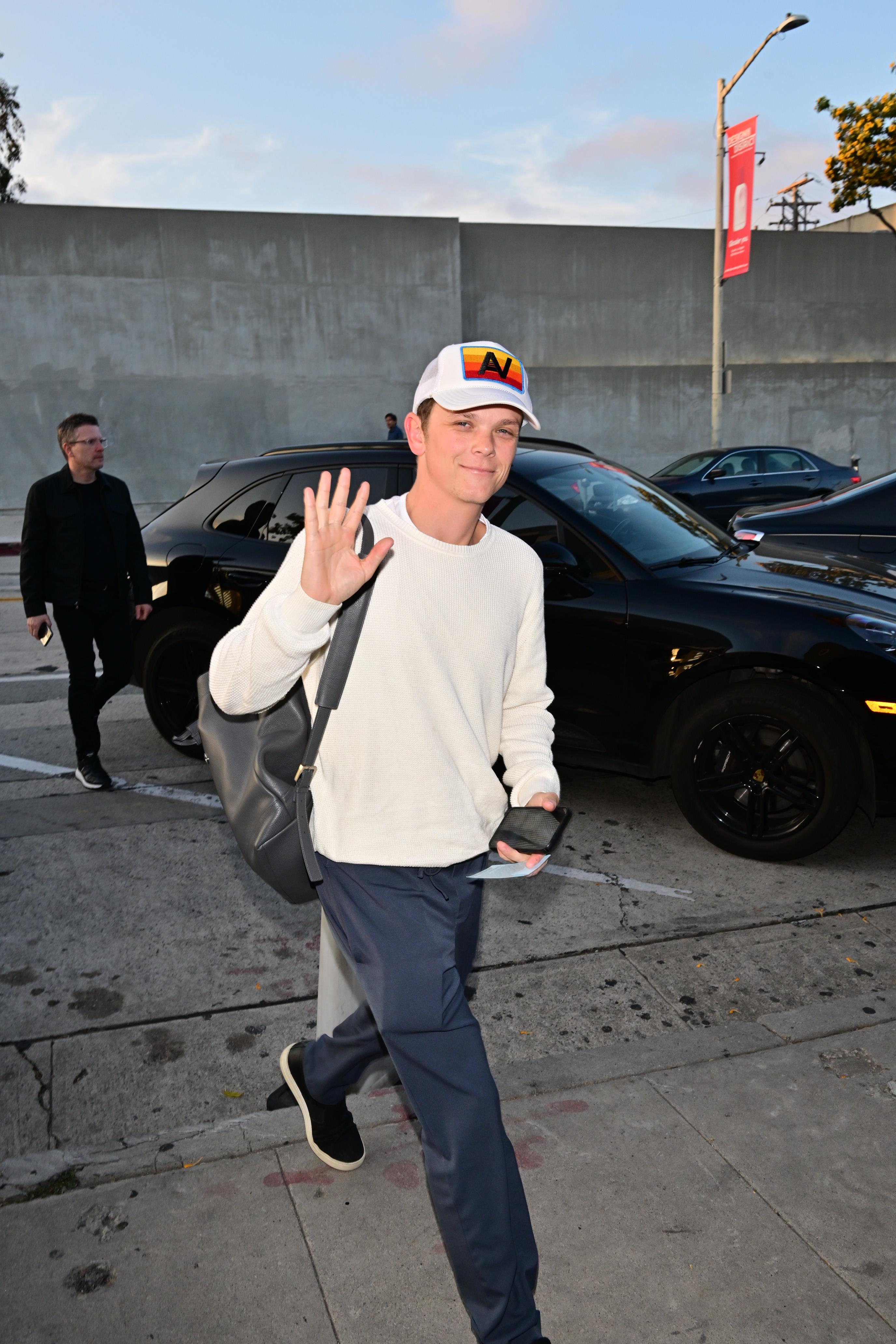 Matthew Lowe vu en train d'aller au Craigs avec son père Rob Lowe le 14 mai 2024 à West Hollywood, Californie | Source : Getty Images