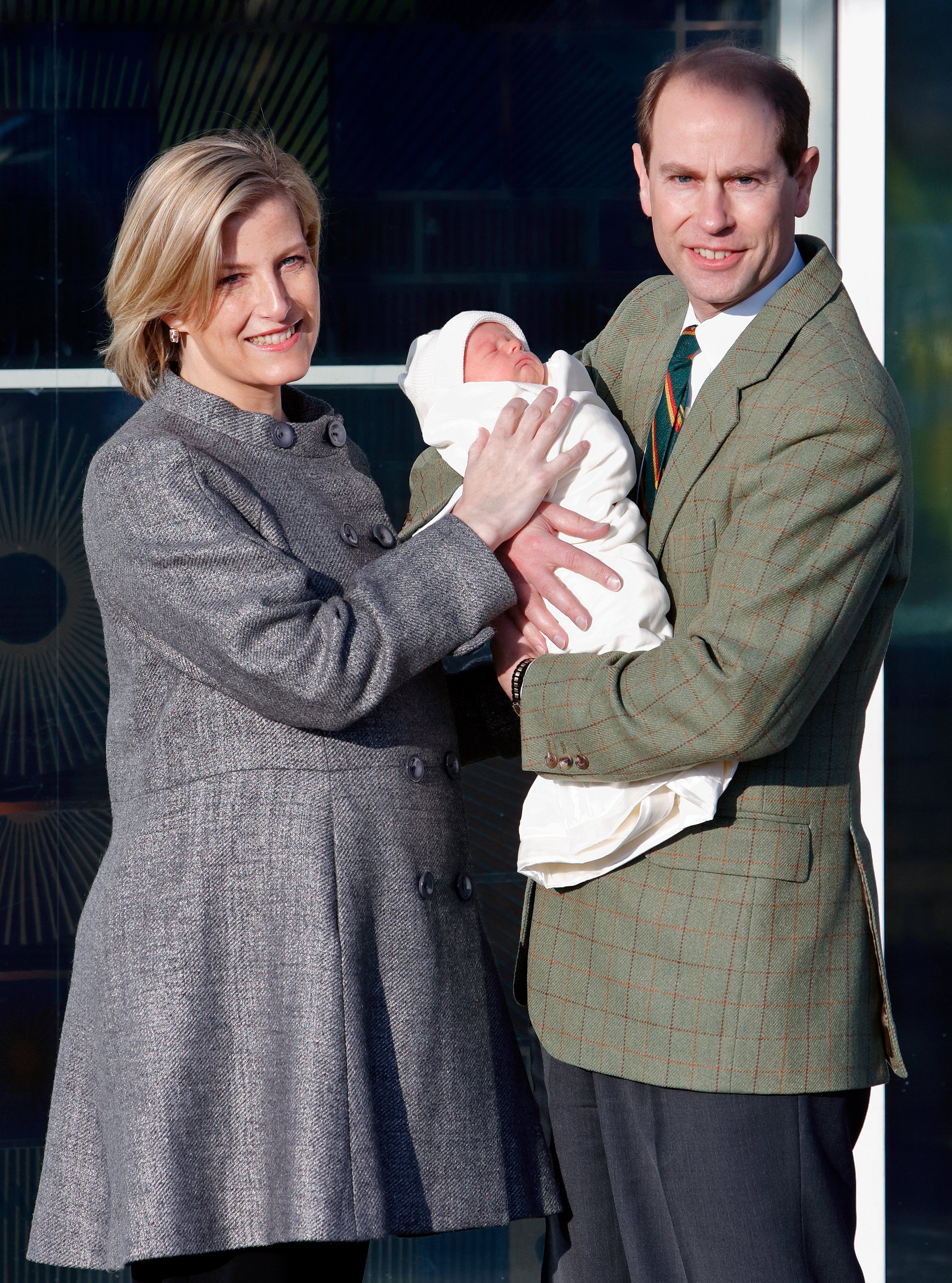 Sophie, comtesse de Wessex et le prince Edward à l'hôpital de Frimley Park avec leur nouveau-né James, vicomte Severn, le 20 décembre 2007, à Frimley, en Angleterre | Source : Getty Images