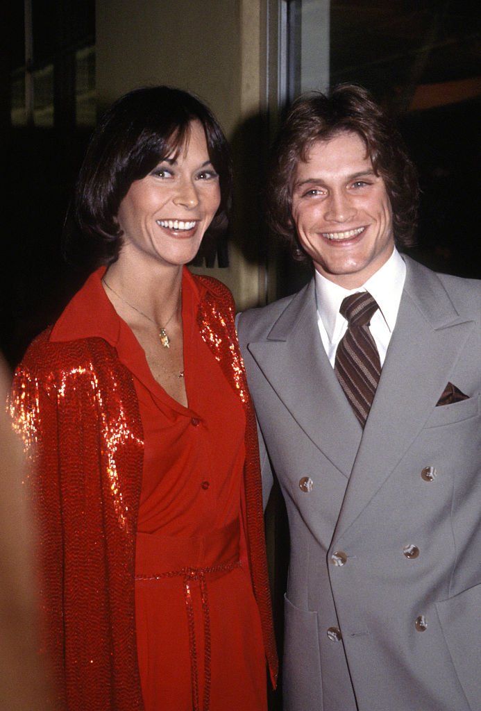Le couple Kate Jackson et Andrew Stevens souriant sur une photo datant de 1980. | Photo : Getty Images