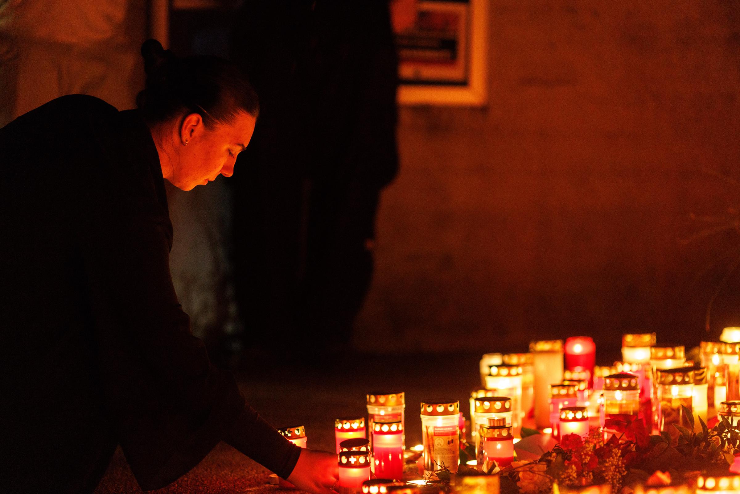 Des personnes allument des bougies à l'école le 10 juin 2025 à Graz, en Autriche. Les autorités autrichiennes ont confirmé que onze personnes sont mortes et que onze autres sont soignées pour des blessures, à la suite d'une fusillade à l'école secondaire BORG Dreierschutzengasse mardi. Le tireur présumé, âgé de 21 ans, figure parmi les morts et se serait suicidé, selon la police I Source : Getty Images