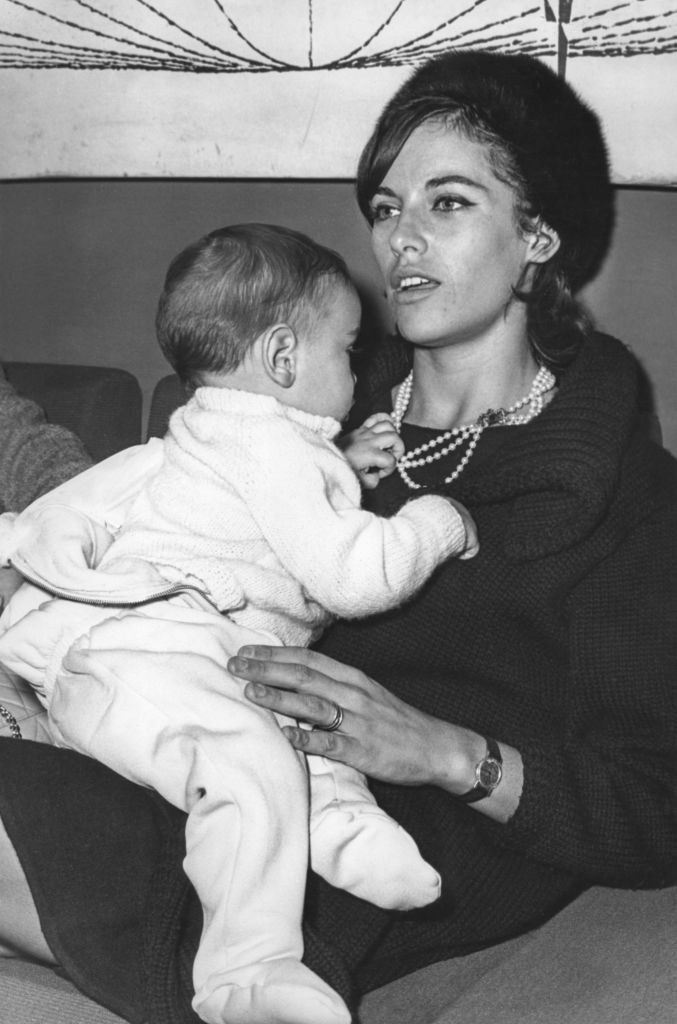 Le petit garçon et sa mère en 1965 I Source : Getty Images