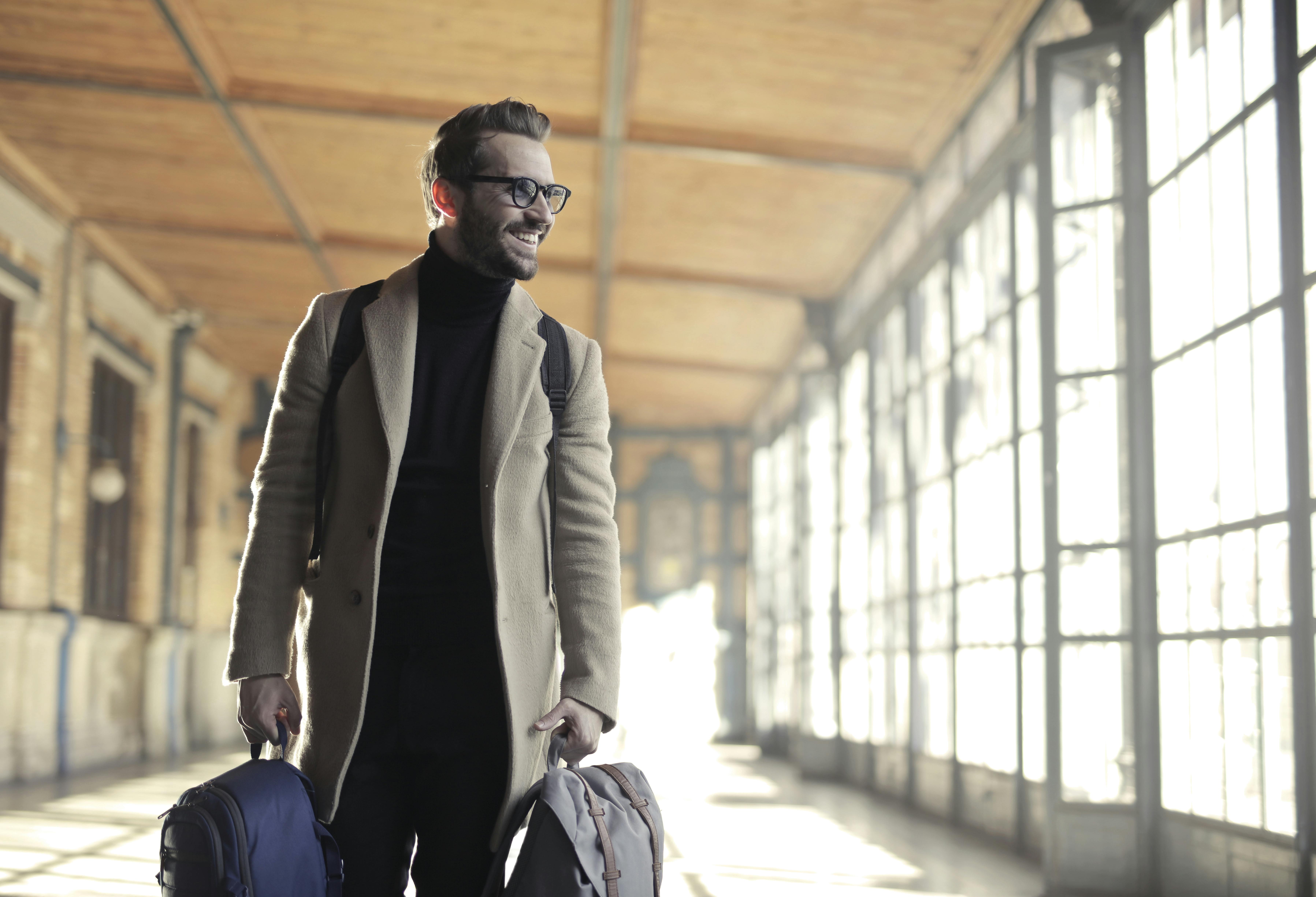 Un homme en voyage d'affaires | Source : Pexels