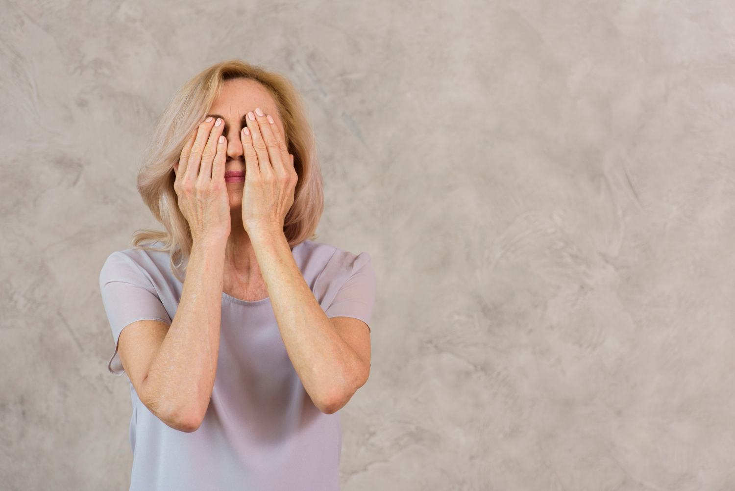 Une femme âgée accablée de tristesse | Source : Freepik