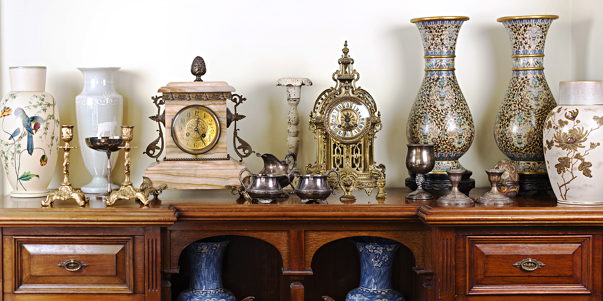 Des objets de famille posés sur un meuble | Source : Shutterstock