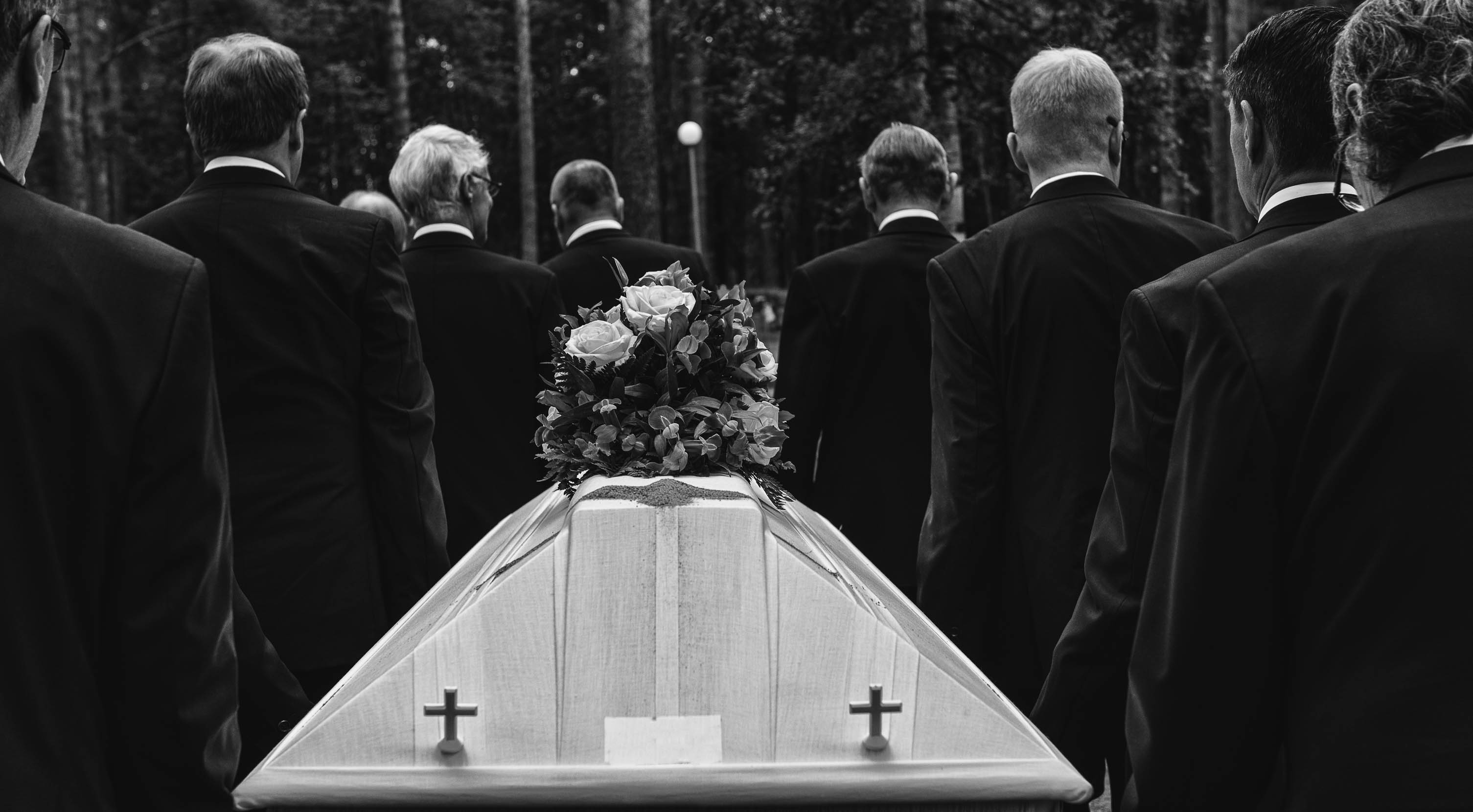 Des hommes portant un cercueil | Source : Shutterstock