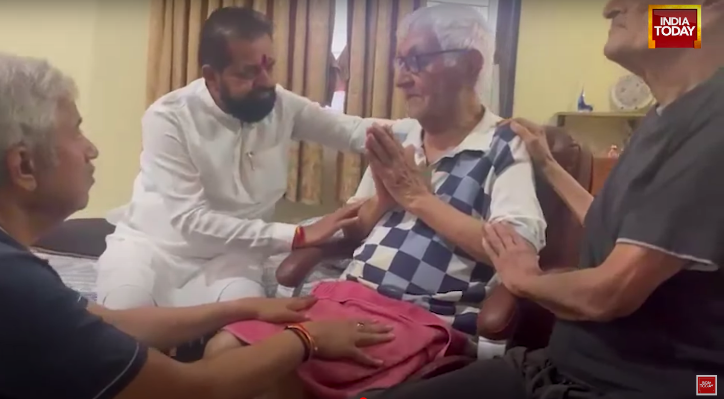 Le député Dilip Mama Lande et d'autres personnes réconfortent le père du capitaine Sumeet Sabharwal. | Source : YouTube/India Today