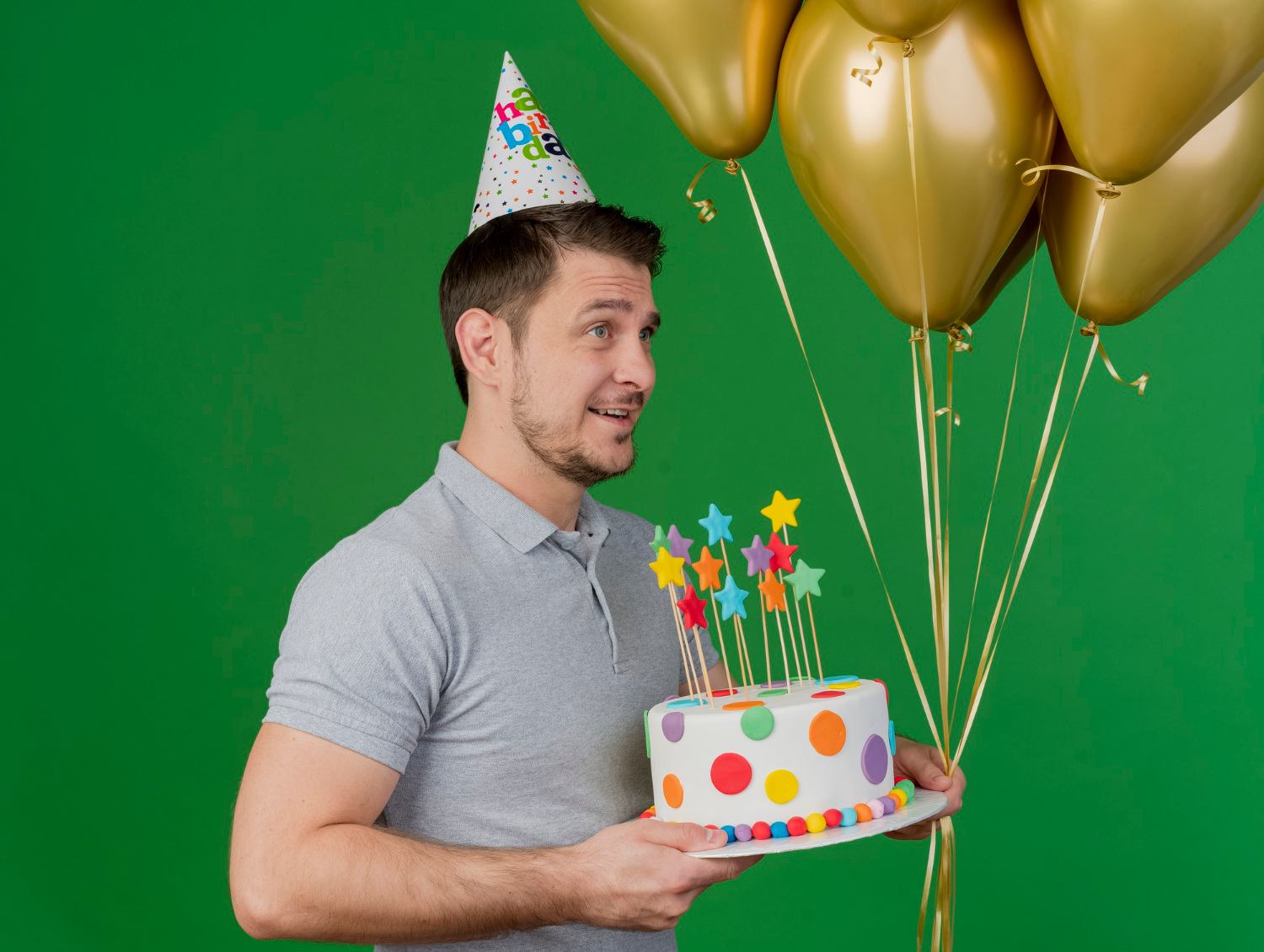 Un homme ravi tenant des ballons et un gâteau d'anniversaire | Source : Freepik