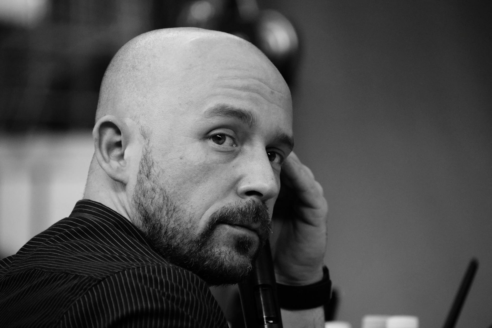 Un homme qui regarde en arrière | Source : Pexels